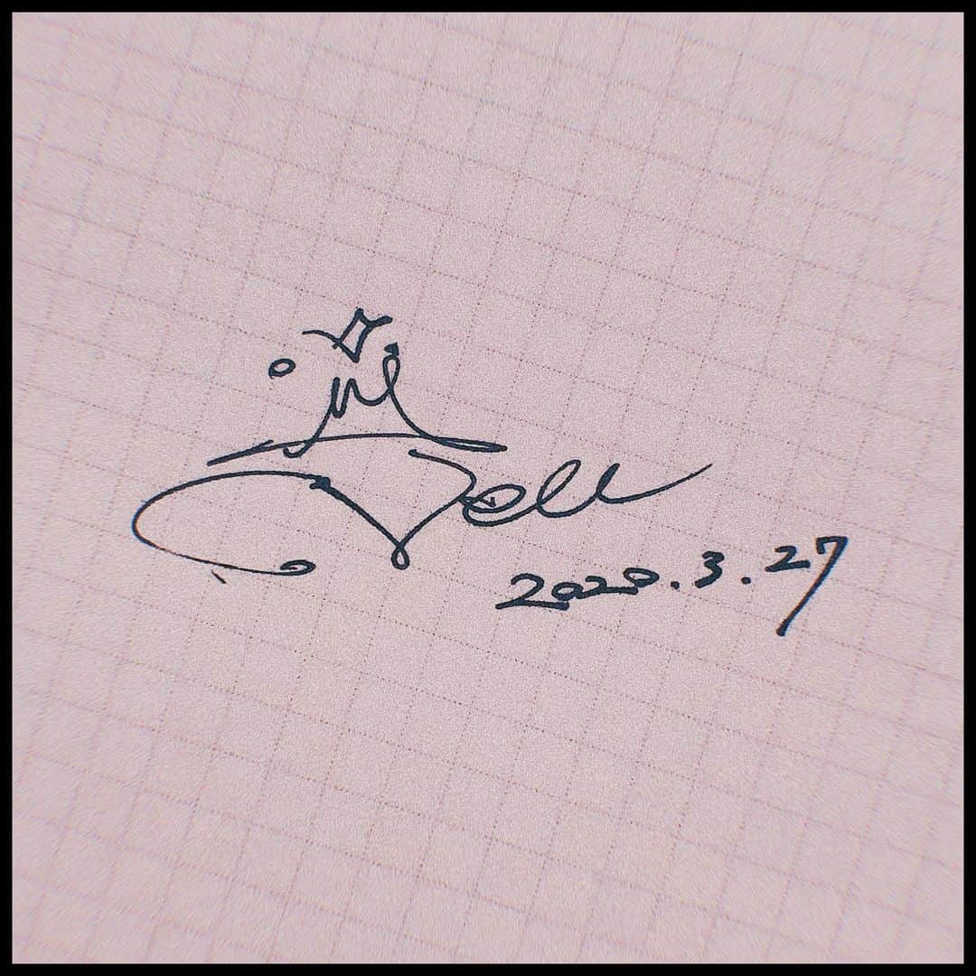 MiracleVellMagicのインスタグラム：「いつもありがとう！ 今日は、みんなに大切な報告があります。 . 3月末をもって、5年間お世話になったavex managementを離れます。 一人の人間としてこの先の人生を考えて、そして一人のエンターテイナーとしてこれからの夢を描いて、自分で下した決断です。 . 楽しい現場、過酷な現場、すべてを共にしてきたスタッフのみなさんには、ただただ感謝の気持ちでいっぱい。汗と涙と笑いに溢れた素晴らしい5年間だった。私の生涯の宝物です。 . そして今まで応援してきてくれたみんなへ、心からのありがとうを伝えたい。Miracle Vell Magicを育ててくれてありがとう。 . そして、私にとってかけがえのないLovellerとの大切な場所『ファンクラブ「Me？a Loveller」』は、6月末をもって終了とさせていただきます。これまでの活動に一旦の終止符を打ち、新たなスタートを切るために、このような決断をしました。 短い間だったけれど、本当に、本当にありがとう！優しさがきゅっと集まる、幸せな空間でした。 そして覚えていてね。この先も、みんなが私にとって親友のように大切な存在であることには何一つ変わりないよ。 . . ひとつ終わって、ひとつ始まる。 私の人生の第二章を書き始めます。 . 自分の『好き』をどこまでも信じて、限りなく私らしく。 歌って踊って変なことして、人を楽しませる天才を目指します。 . どうか、背中を押してもらえたら嬉しいな。 . . 🌱 . . Vell」