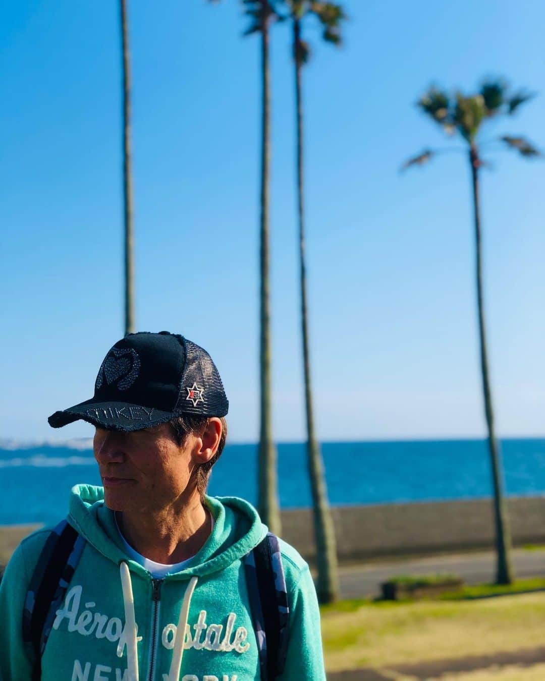 マイケル富岡のインスタグラム：「positive vibes…免疫力アップ中♡ 癒し…海…モコ散歩 #愛犬 #愛犬家 #海 #癒し #リゾート #サーフィン #マリーナ #resort #love #mybaby #nature #ocean #beach #malibuhotel #maribufarm #ronherman  #surfing #marina #actorslife #actor #shooting #マイケル富岡 #タレント #俳優 #撮影 #idcmarjun #generalamericanhome #staysafe #positivevibes #過去ピク」