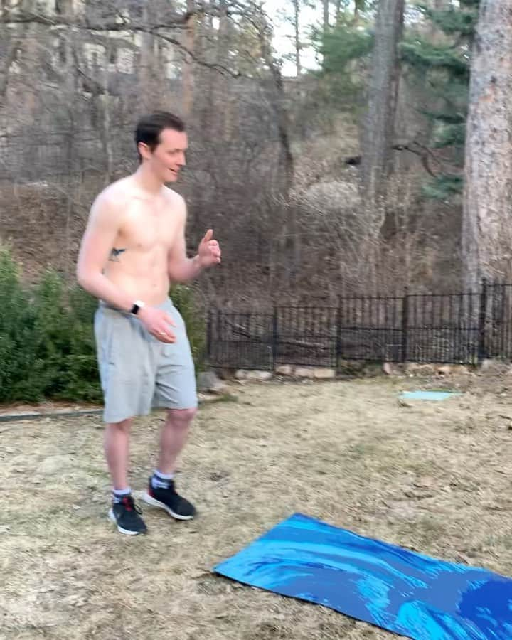 ジョーダン・モエラーのインスタグラム：「No gym, no problem! Trying to make @seanrabbitt proud with a #tyronetuesday (on a Thursday 😂) workout in the backyard 💪  #socialdistancing #outdoorworkout #lungejumps #burpees #covidgotnothingonus #imdead #buthealthy #conditioning #training #lockdown #stillatwork」