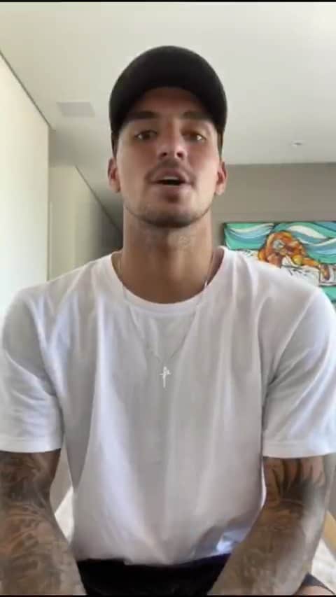 ガブリエル・メディーナのインスタグラム：「Juntos queremos incentivar a cultura de doação. Que as pessoas pensem mais no próximo, em especial, em um momento de tanta angústia, incertezas e sofrimento. Não estamos captando recursos, estamos doando recursos próprios, e mobilizando amigos e familiares. Se quiser e puder, façam o mesmo. Para quem também quiser doar e não sabe como e para quem, abaixo o link de duas Iniciativas sérias, comprometidas e transparentes, que estão captando recursos. http://uniaosp.org/ https://benfeitoria.com/uniaorio  #DiretoriaDoBem #ExemploArrasta」