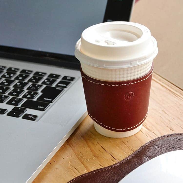 MARUBAYASHIさんのインスタグラム写真 - (MARUBAYASHIInstagram)「* ☕️コーヒーカップスリーブ  イベントのみで販売してましたが、 オンラインショップにも掲載しました。  カップを手にした時の熱を和らげるだけでなく、 いつものコーヒータイムがより楽しく過ごせます。  #革 #レザー #leather #コーヒーカップ #スリーブ #コーヒーカップスリーブ #レザークラフト #leathercraft #leatherworks #革好き #loveleather #leatherdesign」3月27日 10時44分 - takahiro_marubayashi
