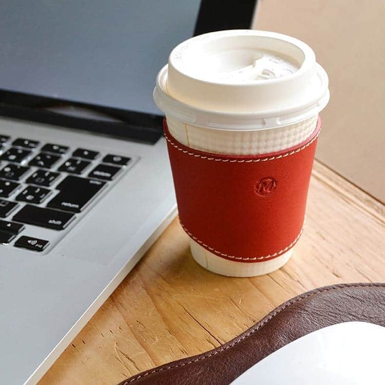 MARUBAYASHIさんのインスタグラム写真 - (MARUBAYASHIInstagram)「* ☕️コーヒーカップスリーブ  イベントのみで販売してましたが、 オンラインショップにも掲載しました。  カップを手にした時の熱を和らげるだけでなく、 いつものコーヒータイムがより楽しく過ごせます。  #革 #レザー #leather #コーヒーカップ #スリーブ #コーヒーカップスリーブ #レザークラフト #leathercraft #leatherworks #革好き #loveleather #leatherdesign」3月27日 10時44分 - takahiro_marubayashi