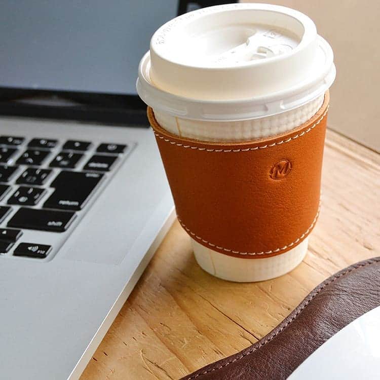 MARUBAYASHIさんのインスタグラム写真 - (MARUBAYASHIInstagram)「* ☕️コーヒーカップスリーブ  イベントのみで販売してましたが、 オンラインショップにも掲載しました。  カップを手にした時の熱を和らげるだけでなく、 いつものコーヒータイムがより楽しく過ごせます。  #革 #レザー #leather #コーヒーカップ #スリーブ #コーヒーカップスリーブ #レザークラフト #leathercraft #leatherworks #革好き #loveleather #leatherdesign」3月27日 10時44分 - takahiro_marubayashi