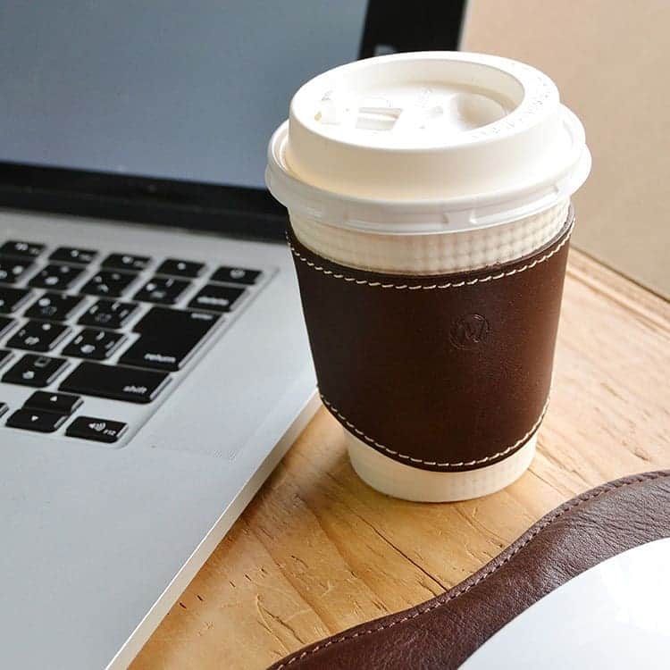 MARUBAYASHIさんのインスタグラム写真 - (MARUBAYASHIInstagram)「* ☕️コーヒーカップスリーブ  イベントのみで販売してましたが、 オンラインショップにも掲載しました。  カップを手にした時の熱を和らげるだけでなく、 いつものコーヒータイムがより楽しく過ごせます。  #革 #レザー #leather #コーヒーカップ #スリーブ #コーヒーカップスリーブ #レザークラフト #leathercraft #leatherworks #革好き #loveleather #leatherdesign」3月27日 10時44分 - takahiro_marubayashi