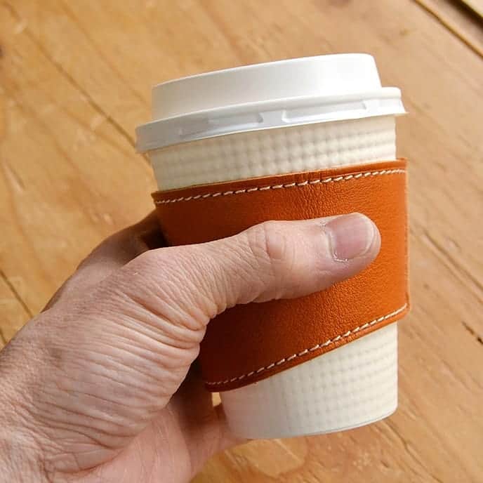 MARUBAYASHIさんのインスタグラム写真 - (MARUBAYASHIInstagram)「* ☕️コーヒーカップスリーブ  イベントのみで販売してましたが、 オンラインショップにも掲載しました。  カップを手にした時の熱を和らげるだけでなく、 いつものコーヒータイムがより楽しく過ごせます。  #革 #レザー #leather #コーヒーカップ #スリーブ #コーヒーカップスリーブ #レザークラフト #leathercraft #leatherworks #革好き #loveleather #leatherdesign」3月27日 10時44分 - takahiro_marubayashi