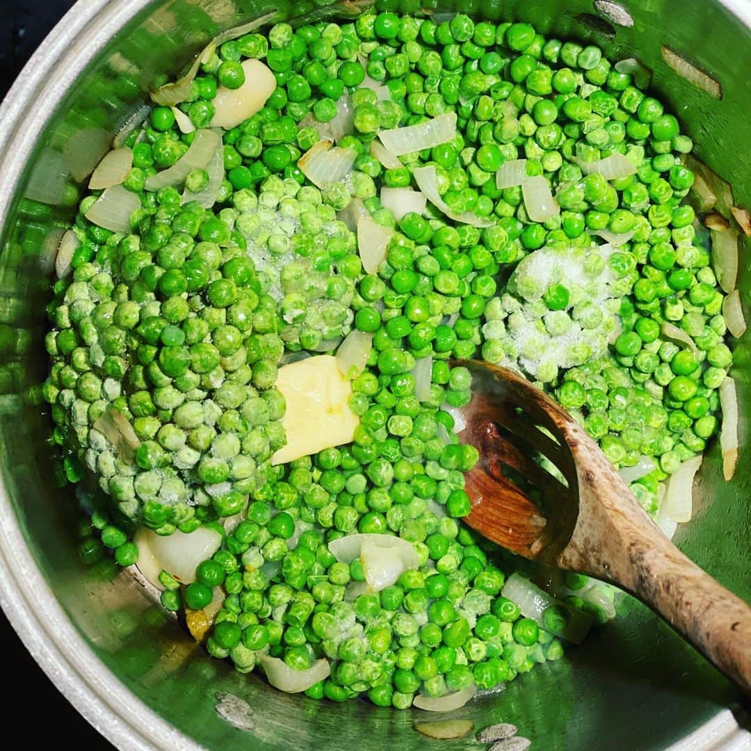 ミーシャ・コリンズさんのインスタグラム写真 - (ミーシャ・コリンズInstagram)「Haven’t been to the grocery store in more than a week. The only fresh veggies I have left are onions, and one mini bell pepper. Needless to say, I am finally getting to the stuff that’s been sitting at the bottom of my freezer for the past 4 years. I made frozen pea soup tonight. It was pretty good.  Recipe: 1 new bag frozen peas 1 bag frozen peas that was previously used as an ice pack for a banged knee, so the peas are just frozen in one block 1 bag of 1/2 eaten frozen peas that have been open in the freezer for more than 12 months (peas must show significant freezer burn.) 1 onion chopped  Third of a stick of butter  Some rice vinegar  Some champagne vinegar Some Garlic cloves Some Cumin Some Veggie stock Salt  Directions: Cook the onions and butter Throw in everything else Don’t cook it too much or the peas lose their color.  Blender Eat.  Serves 1. (No one else would eat it.)」3月27日 10時52分 - misha