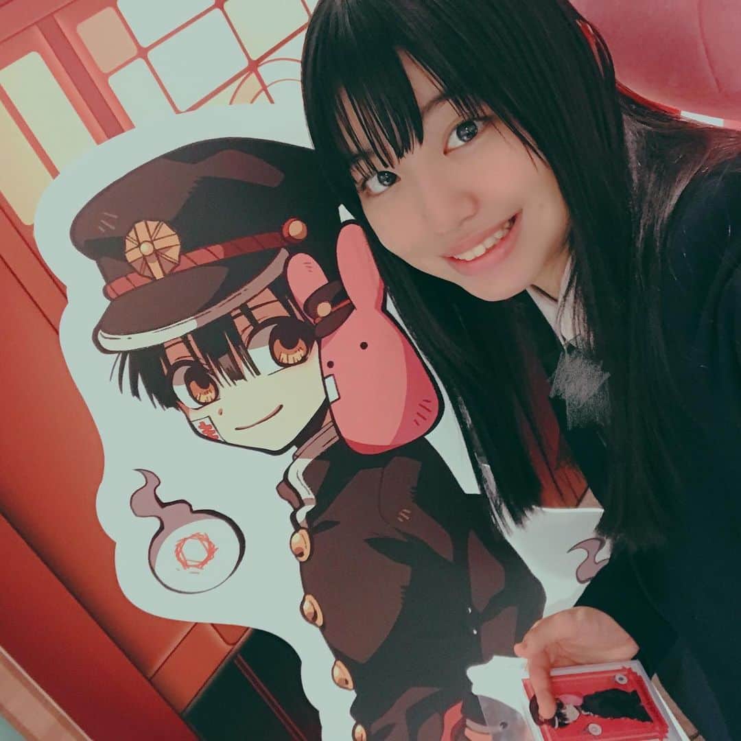 吉田万葉のインスタグラム：「地縛少年花子くん、終わっちゃった、、ᵒ̴̶̷̥́ ^ ᵒ̴̶̷̣̥̀ 見てた人いるかな？ 漫画揃えたりグッズ買ったり、ネップリとか、初体験だったの🦋結構前だけど、ドキドキしながらショップ行ったなぁ☺️❤︎ アニメ終わっちゃうの寂しいけど、楽しかった〜♡ 寧々ちゃんの制服買おっかな…」