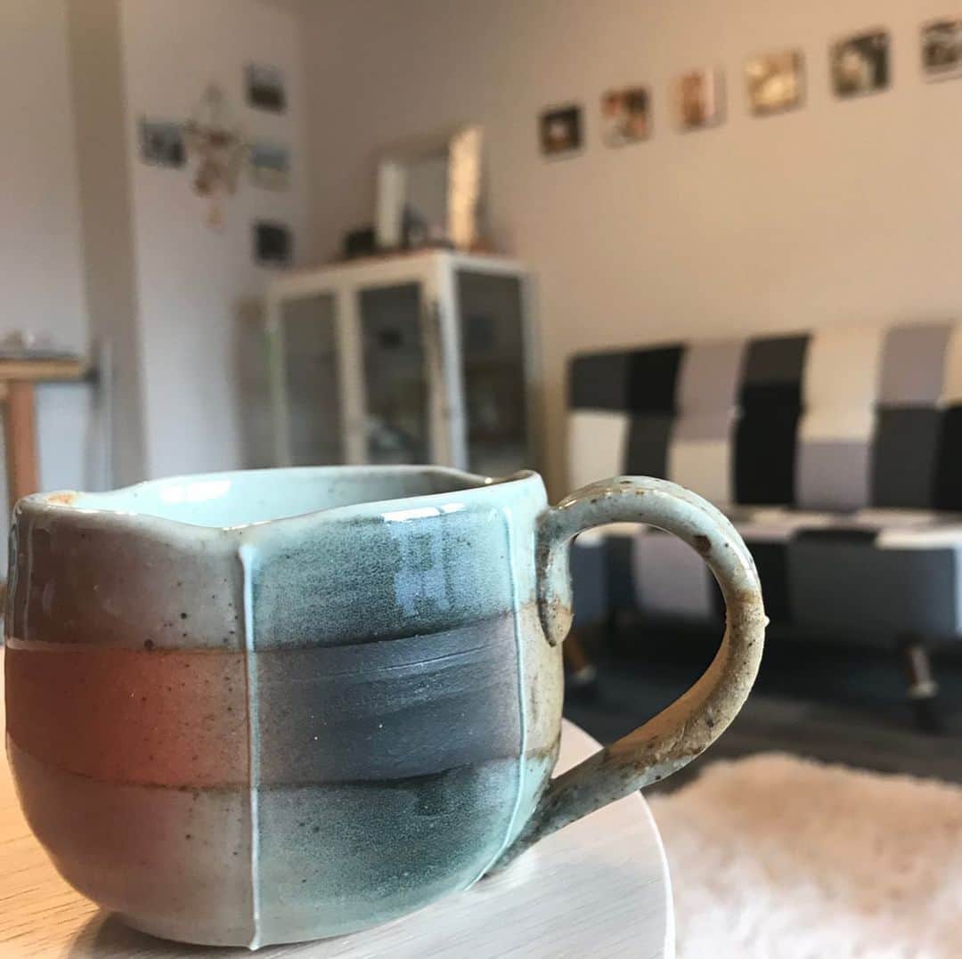 佐野優子のインスタグラム：「. 部屋の物がモリイ産のもので成り立ってきた😊 . 今回はコーヒーカップ×3☕️❀.° . . @ayabe_morii  ずっとブラブラしてられるお店◟̆◞̆ ❁ なんでもある🛋🌵🛏👖🌷☕️🍞 . . #綾部  #モリイ #コーヒーカップ #陶器」