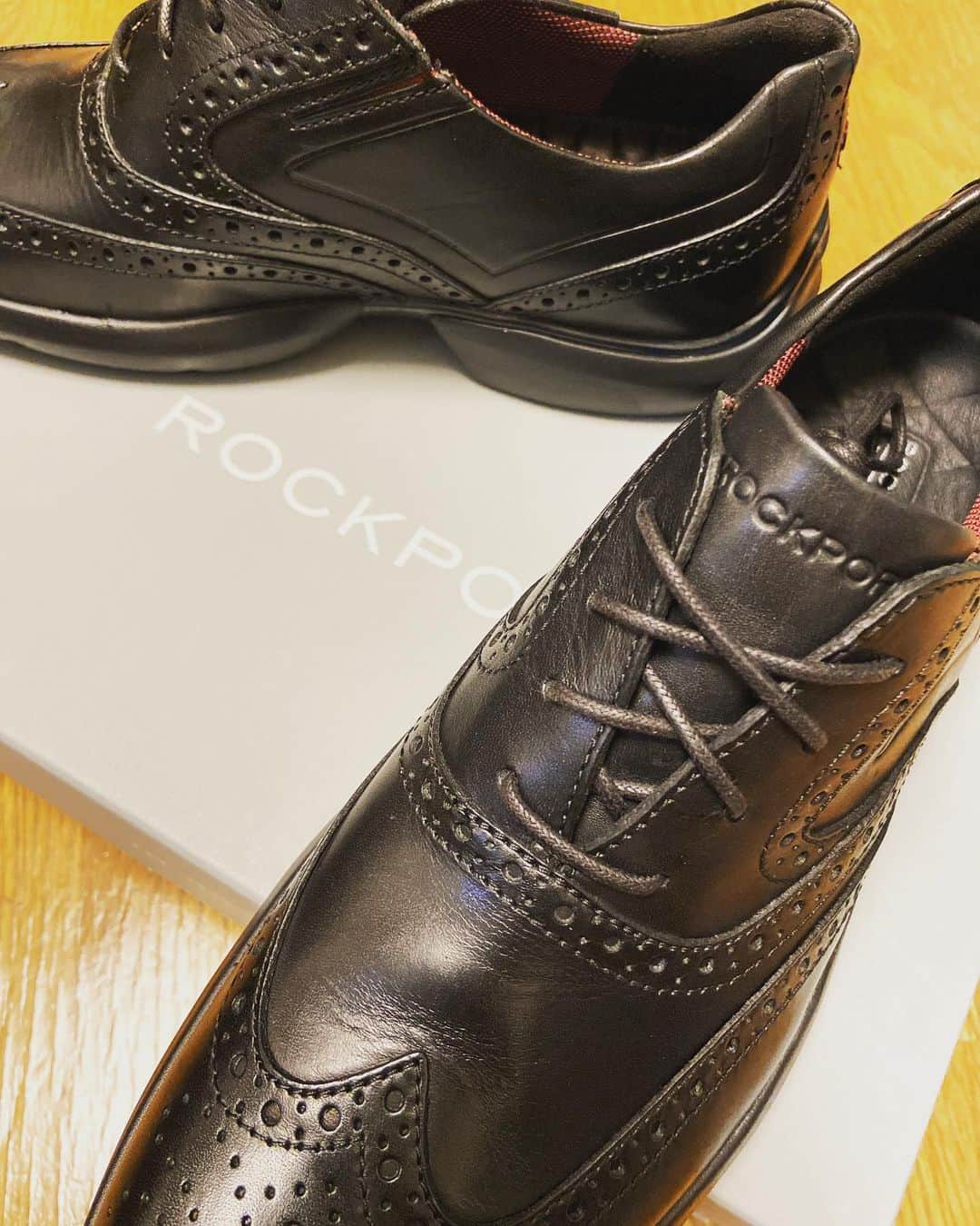 のインスタグラム：「先日、 ROCKPORT @rockport_jp  で、オーダーした靴が届きましたっ👱🏾‍♂️✨✨✨👞 しつこい様ですが、 ROCKPORTの革靴は、 レザーの上質感はもちろん、 とにかく軽いっ！！ ソール部分が、 ハイテクスニーカーばりに、 何層にもなっていているので、 全く疲れないっ！！ 枡田絵理奈氏 @masuda_erina.official  は、広島からテレビ電話にて参加💙 世の中ハイテク系な事になりましたよ👱🏾‍♂️ と言う訳で、 オシャレ番長になりつつある #堂林翔太 氏と、 これもお揃いの僕ですっ👱🏾‍♂️ 早くコロナが終息して、 お出掛けしたい…。 Thanxxx‼︎ @immrmskt  @ponpon_marcy  #tokyo #japan #fashion #luxury #ny #rockport #ロックポート #革靴 #ドレスシューズ #スニーカー #kicks #shoes #love #friends #東京」
