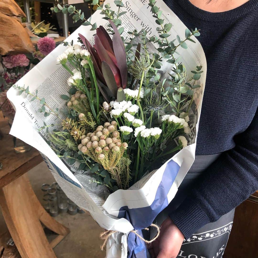 Warehouse TERRADA 寺田倉庫のインスタグラム：「天王洲・ボンドストリート沿いのフラワーショップ「LORANS.」の店先には、チューリップやコデマリなど春のお花が並び、道行く人々の目を楽しませてくれます。 最近は室内で過ごす時間が増えたことで、生活にお花を取り入れる方が増えているようです。 フローリストの方にお花選びのコツを伺ったところ、アレンジメントにユーカリやリュウカデンドロンといったお花を加えることで、ドライフラワーにしても美しさが保てるため、より長い間楽しむことができるのだそうです。 この機会にご自宅でお気に入りのお花を飾り、春の訪れを感じてみてはいかがですか。  #寺田倉庫 #warehouseterrada #天王洲アイル #天王洲 #tennoz #ボードウォーク #ボンドストリート #ローランズ #lorans #flower #spring #reevesspirea #tulips #driedflower #eucalyptus #silverleaftree #florist #flowershop」