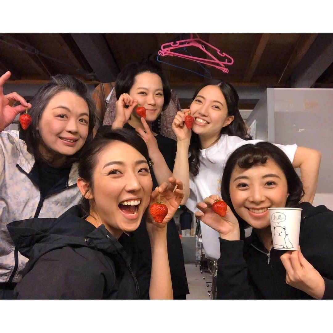 太田彩乃さんのインスタグラム写真 - (太田彩乃Instagram)「楽しすぎる女子楽屋。 いつも大笑い🤣🤣 . . #暁バカ #暁のバッキャロー #楽屋 #演劇 #いちご #ビタミン #シアターグリーンbigtreetheater #東京タワー」3月27日 11時22分 - ayano.ohta