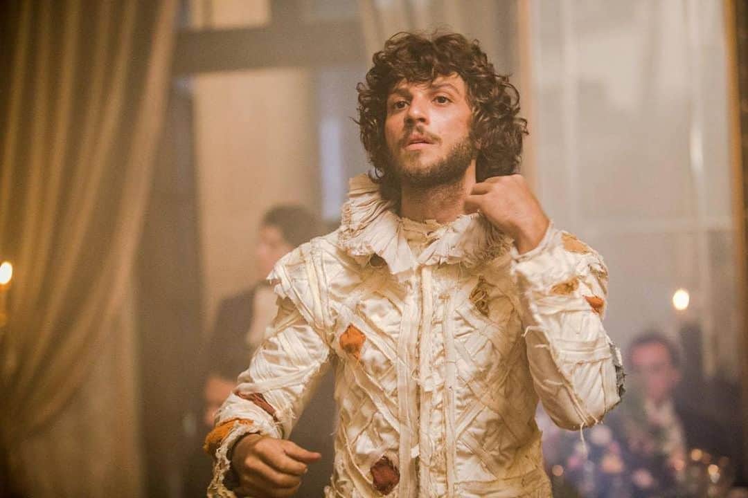 Chay Suedeのインスタグラム：「#tbt Primeiro capítulo da novela Novo Mundo, que volta ao ar na próxima segunda-feira, dia 30.  Quem tem saudades do Joaquim?  #arlechino」