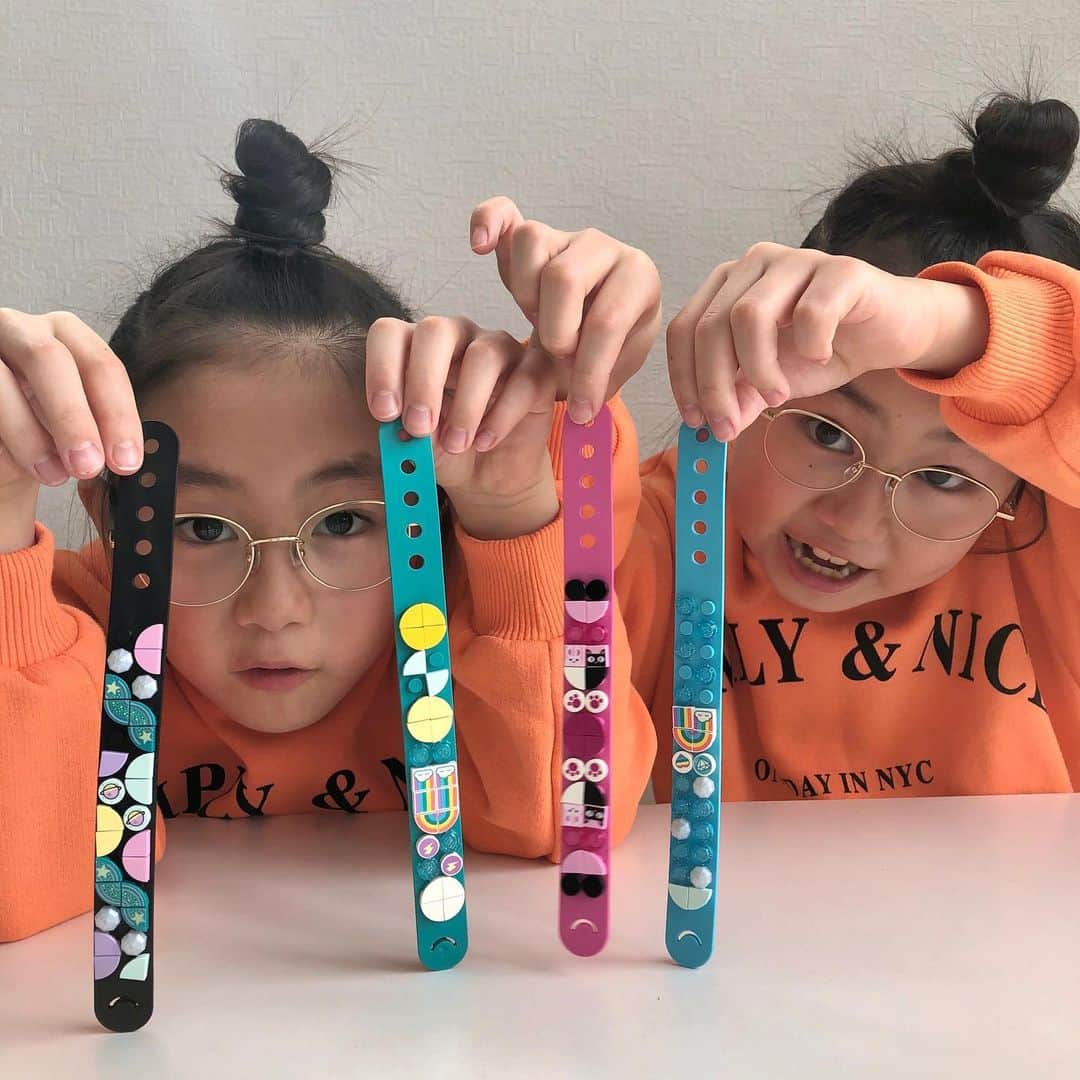 ◆miki◆さんのインスタグラム写真 - (◆miki◆Instagram)「* * はい🙌🏻 ブレスレット好きな女子👧🏻集合ですよ～📣 * みんな大好きLEGOより 新発売の→LEGO DOTS (レゴドッツ)♡ * カラフルな色と💜❤💙💚 様々な形のタイルパーツを組み合わせて 自分だけのオリジナルブレスレットが作れちゃう💞 なんと！価格もリーズナボー🎉 * 野乃のテーマは運動⛷ スキーが上手くなりますように💫 菜乃のテーマは恋愛💞 好きなあの子と遊べますように💫 * タイルの色やデザインには意味があるんだって♡ ミラクルカラーのブラックとピンクがポイント♡ * 楽しく遊んで♡可愛くコーディネートして お出かけしたい早く←🦋 * byサポーテッド * #ミラクルつくろう #レゴドッツ #ののなの #双子 #ツインズ #Twins #一卵性」3月27日 11時26分 - gold______star