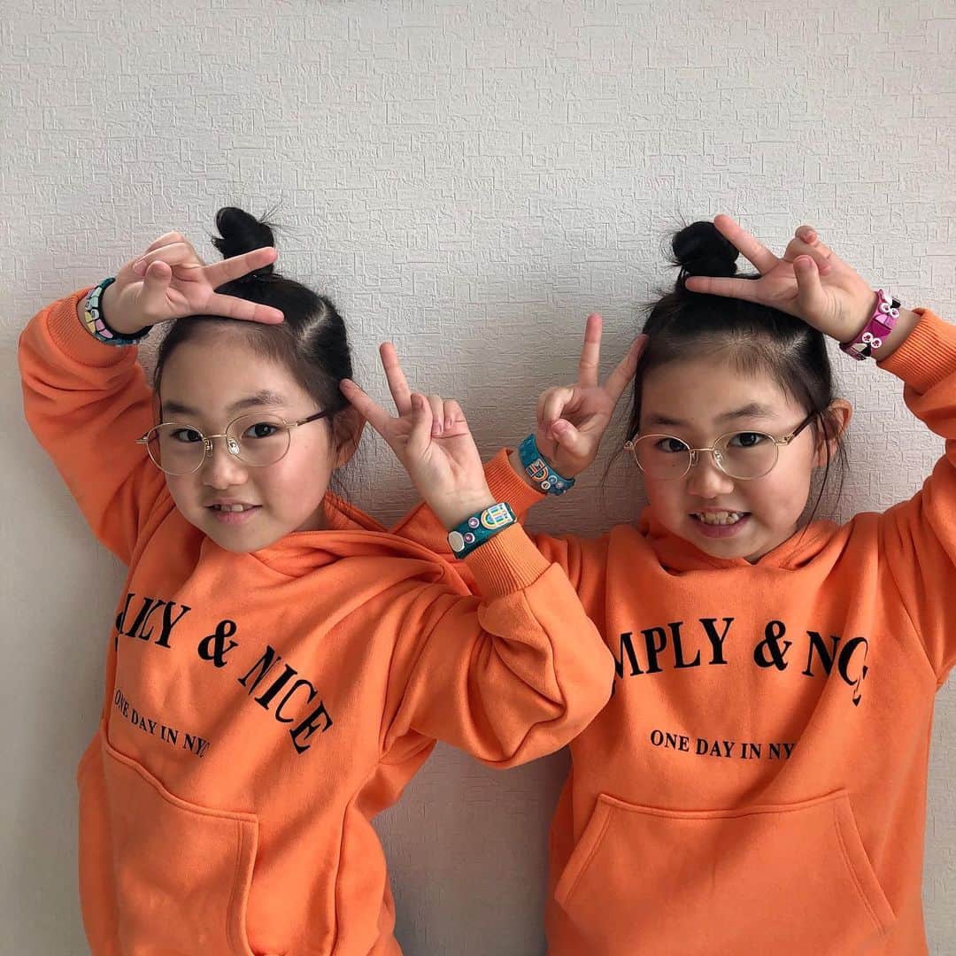 ◆miki◆さんのインスタグラム写真 - (◆miki◆Instagram)「* * はい🙌🏻 ブレスレット好きな女子👧🏻集合ですよ～📣 * みんな大好きLEGOより 新発売の→LEGO DOTS (レゴドッツ)♡ * カラフルな色と💜❤💙💚 様々な形のタイルパーツを組み合わせて 自分だけのオリジナルブレスレットが作れちゃう💞 なんと！価格もリーズナボー🎉 * 野乃のテーマは運動⛷ スキーが上手くなりますように💫 菜乃のテーマは恋愛💞 好きなあの子と遊べますように💫 * タイルの色やデザインには意味があるんだって♡ ミラクルカラーのブラックとピンクがポイント♡ * 楽しく遊んで♡可愛くコーディネートして お出かけしたい早く←🦋 * byサポーテッド * #ミラクルつくろう #レゴドッツ #ののなの #双子 #ツインズ #Twins #一卵性」3月27日 11時26分 - gold______star