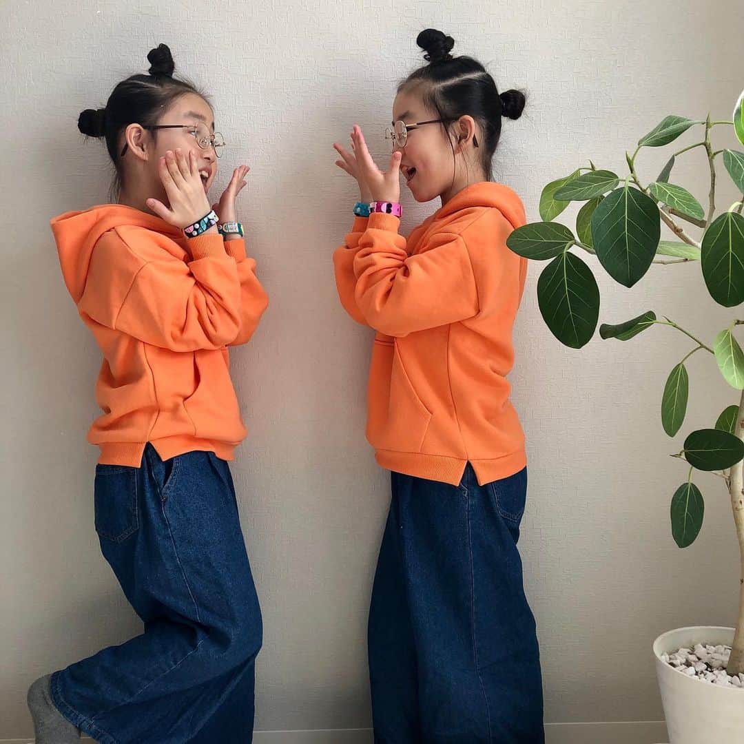 ◆miki◆さんのインスタグラム写真 - (◆miki◆Instagram)「* * はい🙌🏻 ブレスレット好きな女子👧🏻集合ですよ～📣 * みんな大好きLEGOより 新発売の→LEGO DOTS (レゴドッツ)♡ * カラフルな色と💜❤💙💚 様々な形のタイルパーツを組み合わせて 自分だけのオリジナルブレスレットが作れちゃう💞 なんと！価格もリーズナボー🎉 * 野乃のテーマは運動⛷ スキーが上手くなりますように💫 菜乃のテーマは恋愛💞 好きなあの子と遊べますように💫 * タイルの色やデザインには意味があるんだって♡ ミラクルカラーのブラックとピンクがポイント♡ * 楽しく遊んで♡可愛くコーディネートして お出かけしたい早く←🦋 * byサポーテッド * #ミラクルつくろう #レゴドッツ #ののなの #双子 #ツインズ #Twins #一卵性」3月27日 11時26分 - gold______star