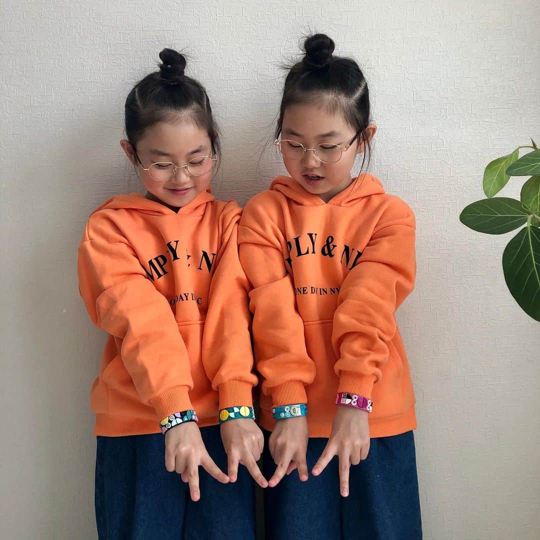 ◆miki◆さんのインスタグラム写真 - (◆miki◆Instagram)「* * はい🙌🏻 ブレスレット好きな女子👧🏻集合ですよ～📣 * みんな大好きLEGOより 新発売の→LEGO DOTS (レゴドッツ)♡ * カラフルな色と💜❤💙💚 様々な形のタイルパーツを組み合わせて 自分だけのオリジナルブレスレットが作れちゃう💞 なんと！価格もリーズナボー🎉 * 野乃のテーマは運動⛷ スキーが上手くなりますように💫 菜乃のテーマは恋愛💞 好きなあの子と遊べますように💫 * タイルの色やデザインには意味があるんだって♡ ミラクルカラーのブラックとピンクがポイント♡ * 楽しく遊んで♡可愛くコーディネートして お出かけしたい早く←🦋 * byサポーテッド * #ミラクルつくろう #レゴドッツ #ののなの #双子 #ツインズ #Twins #一卵性」3月27日 11時26分 - gold______star