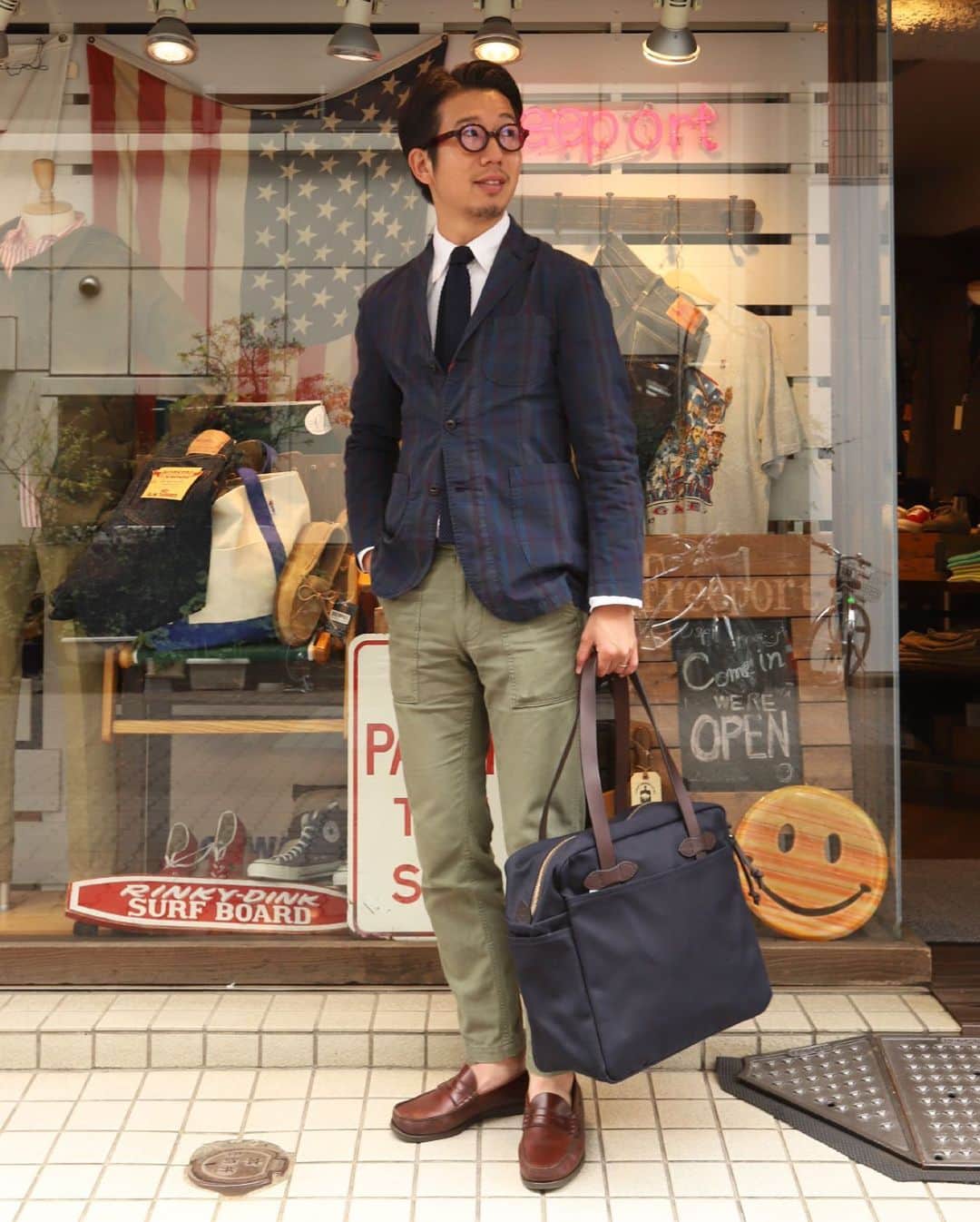 のインスタグラム：「本日のSTYLE  マドラスなシャツジャケットは今日くらいの気温なら丁度良いですね〜  本日より閉店時間が18時とさせて頂いておりますのでご注意を！  #shirtjacket#candidum #shirt#soutiencol #tie#workersjapan #pants#fobfactory #shoes#paraboot #bag#filson #ivystyle#trad#surf #Freeportueno#tokyo#上野セレクトショップ」