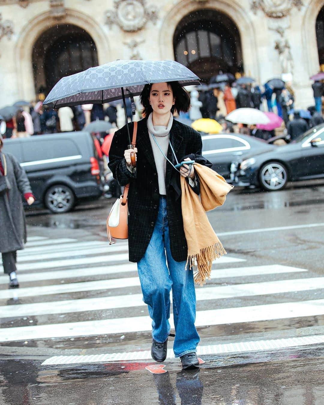 가로수길 , Seoulのインスタグラム：「PFW @stellamccartney 📸 @jaylim1  나는 파리를 그렇게 좋아하지 않는데 당분간 못 갈 생각하니 괜시리 가고싶네 . . #파리 #paris」