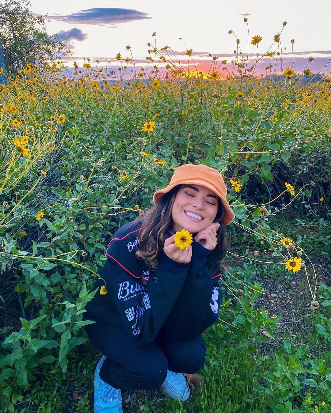 キラ・サントーロのインスタグラム：「some of that good quaranting lovin’ 🦋💜」