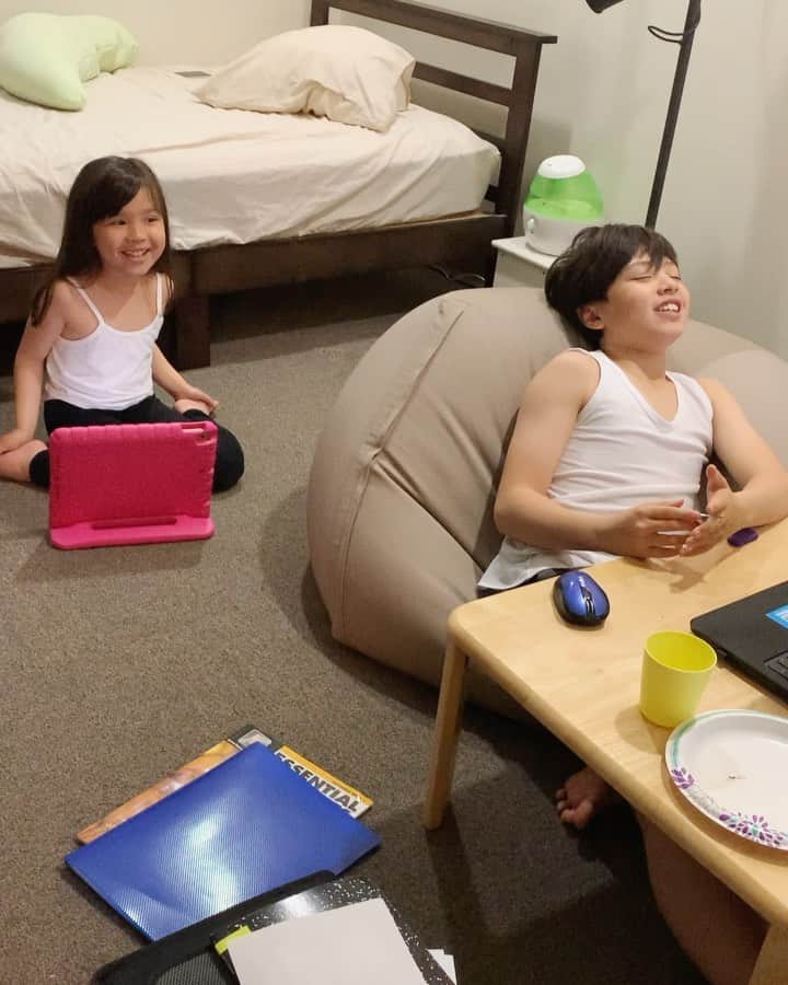 バイリンガル3兄妹のインスタグラム：「#ずっと家の中にいるということ  はぁー😂  今週から学校は休校になってます。 でも本来ならまだうちの3兄妹は春休みではないので 毎日オンラインで課題がでて、それをやって、提出して…  結構な量なので、ほぼ学校と同じ時間割で家の中で動いてます。  今はお昼休み。 ご飯食べて自由時間。 で、みんなで歌歌ってる。  私はただの主婦だったのに、いきなり学校の先生にもならなくてはいけなくて、まじで頭が割れそうです。  上2人はまだ1人で課題がこなせるけど、 ５歳の華には付きっきり家庭教師状態。  多分お互いすごくストレスだと思うw 私だけではなくて、華も自分の先生が恋しいと思うw  だって新しい先生は(通称マミー)はすぐ怒るし すぐイライラしてるから😂  早く普通の生活に戻れるといいな♡」
