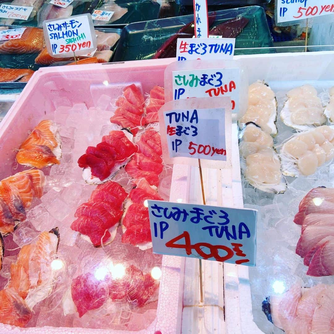 志摩有子さんのインスタグラム写真 - (志摩有子Instagram)「スーパーのレジ待ちが2時間と聞いて、どうせならと仲良しの築地の鮮魚店、三宅水産に買い出し。　#魚eats と銘打って、お得なセットを通販しているそう。自宅にいても注文できるとはありがたい。新鮮な魚介がお得な価格なら、行かないわけにはいかない。 ついでに野菜類も調達して帰る。 #買い出し #築地場外市場  #食べて応援」3月27日 11時58分 - ariko418
