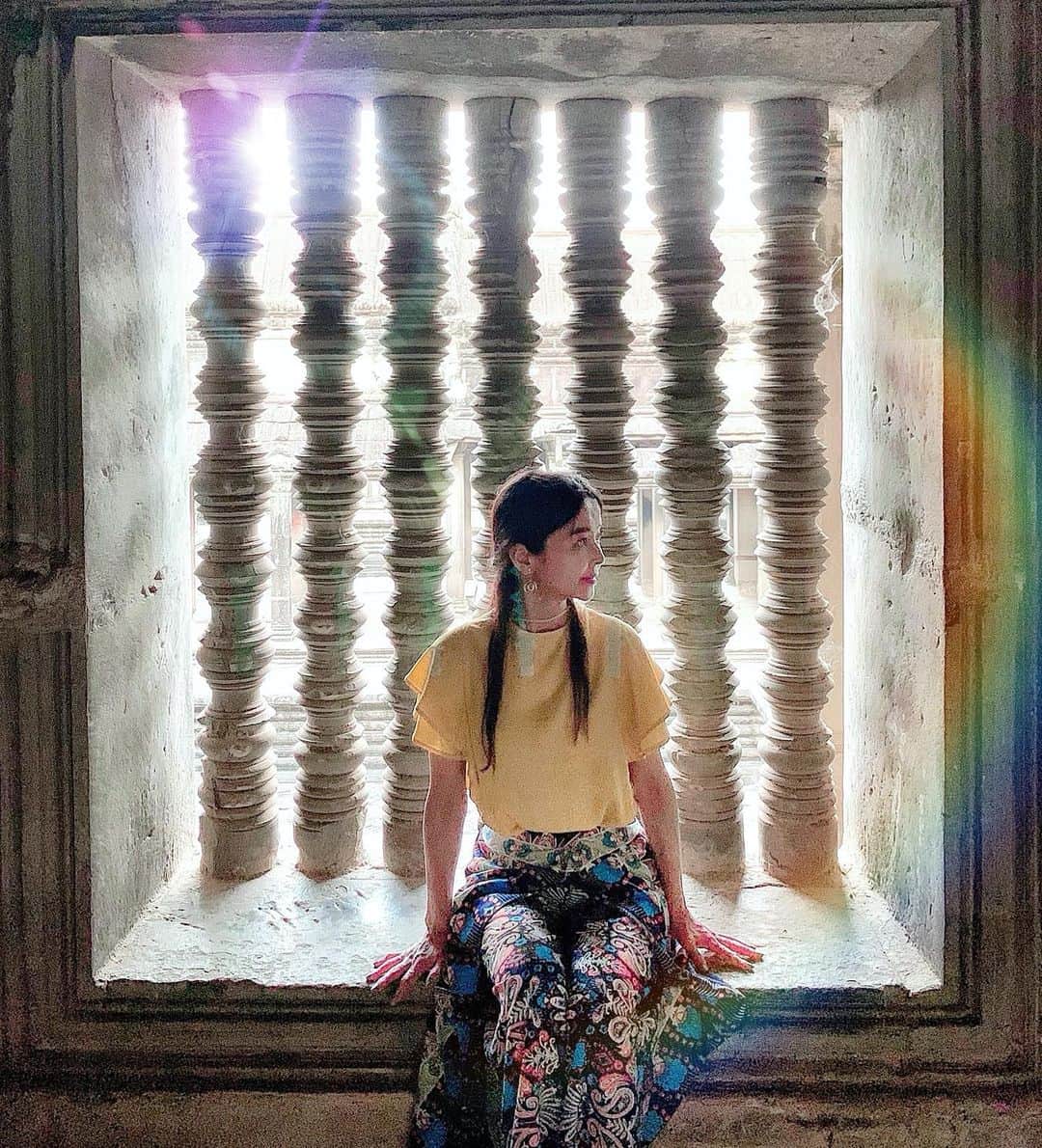大桃美代子さんのインスタグラム写真 - (大桃美代子Instagram)「At the Angkor Wat corridor🇬🇧、 、  在吴哥窟走廊🇨🇳、 、  앙코르 와트의 회랑에서🇰🇷 、  アンコールワットの回廊にて。🇯🇵、 荒い感じになりましたが、  逆光の感じが素敵な場所でした。  上座部仏教は、修行した者が救われると言う、  自力の考え方が根底にあります。  今の困難は乗り越える為に作られたと？？ 人生は修行。  今を活かすも、殺すも自分次第。  パソコンで書いたブログが消えた😂  長文だったのに、、、。 撮影　@lynn.lynn5  ちゃん。ありがとう😊 #アンコールワット #アンコールワット遺跡##FAMTrip #Cambodia#カンボジア#シェムリアップ#シェムリアップ日本語ガイド #また旅する日まで#上座部仏教 #ヒンズー教 #旅好きなひとと繋がりたい # #KingdomofWonderFeeltheWarmth#タビジョ#一歩先を歩く#人類の進化#アンコール朝 #クメール」3月27日 11時52分 - miyoko_omomo
