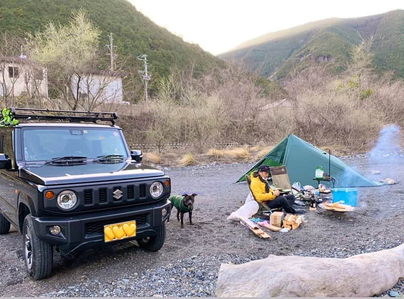 鷲巣綾乃さんのインスタグラム写真 - (鷲巣綾乃Instagram)「. . . . #Camp 🔥🔥 . . . どんなに高い料理屋さんや鉄板料理、 夜景の見えるオシャレなレストランの食事も 好きな人と食べるご飯には敵わない！ #何を食べるかではなく誰と食べるか 本当にその通りだと思う！！！ 好きな人と愛犬と過ごす時間は 他の何ものにも変えられないな〜と✨ . . 最近キャンプしかしてないや笑 2枚目のぽー子ベストショットすぎる🤤❤️ #キャンプ #タープ泊 #ジムニー #愛犬 #ピットブル #ミニチュアピンシャー #キャンプ飯 #ジブリ飯」3月27日 12時06分 - ayano_wsz