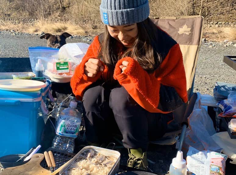 鷲巣綾乃さんのインスタグラム写真 - (鷲巣綾乃Instagram)「. . . . #Camp 🔥🔥 . . . どんなに高い料理屋さんや鉄板料理、 夜景の見えるオシャレなレストランの食事も 好きな人と食べるご飯には敵わない！ #何を食べるかではなく誰と食べるか 本当にその通りだと思う！！！ 好きな人と愛犬と過ごす時間は 他の何ものにも変えられないな〜と✨ . . 最近キャンプしかしてないや笑 2枚目のぽー子ベストショットすぎる🤤❤️ #キャンプ #タープ泊 #ジムニー #愛犬 #ピットブル #ミニチュアピンシャー #キャンプ飯 #ジブリ飯」3月27日 12時06分 - ayano_wsz