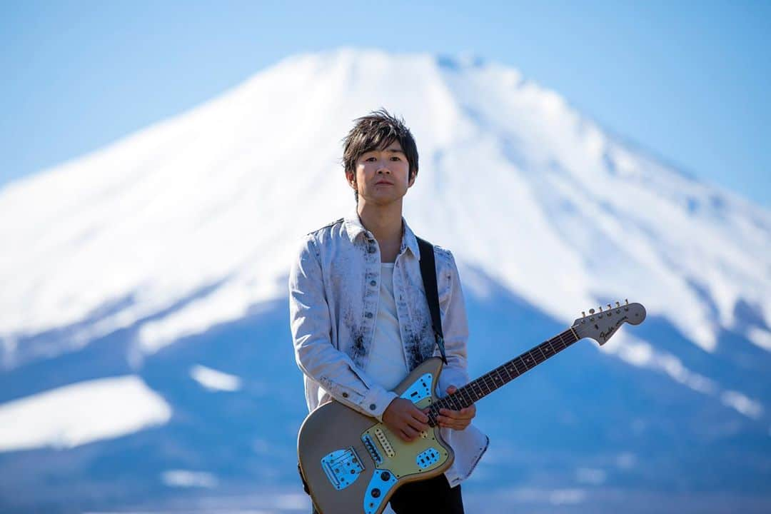 藤巻亮太さんのインスタグラム写真 - (藤巻亮太Instagram)「【BIG NEWS】 ①富士山が象徴的な「Mt.FUJIMAKI 2020」メインビジュアルを解禁！ ②さらに、新アーティスト写真も解禁！ ③藤巻亮太オフィシャルサイトをリニューアル！  詳しくは下記サイトから↓  藤巻亮太 ▶fujimakiryota.com  Mt.FUJIMAKI ▶mtfujimaki.com  Photo by 大矢真梨子」3月27日 12時02分 - ryota_fujimaki