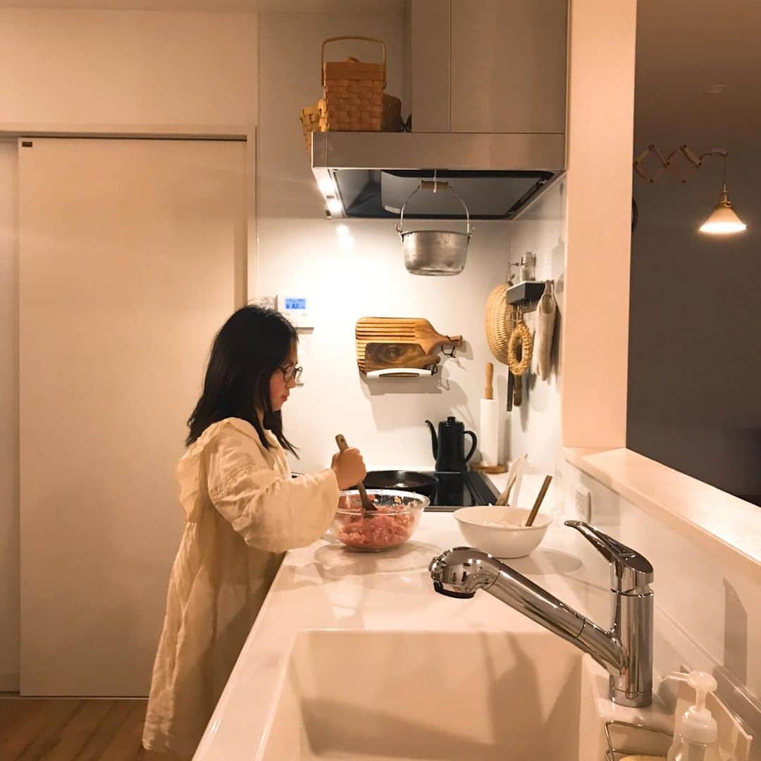 Ayakoのインスタグラム：「2020.03.27 ・ 昨日は娘がハンバーグを作ってくれた。とても上手に焼き上がり、 ・ 「これでもう、ママがいつ家出をしても大丈夫だ！」と、自信がついたようでしたが、勝手に家から母さんを追い出さないで欲しいです…。 ・ ・ ついに昨日、鹿児島でも感染者が。なるべく買い物にも出たくないので、今朝は1週間分の食材や日用品をまとめ買いしに行ってきた。 ・ 必要な物を必要な分だけ買おう！と言っていたのに真っ先にビーノとうまい棒(シュガーラスク味)を持ってきた夫よ。 ・ それは今、本当に必要ですか？と問いたい。 ・ ・  #日々#日々のこと#暮らし#キッチン#マイホーム#子供のいる暮らし #暮らしを楽しむ#丁寧に生きる ・ ・」