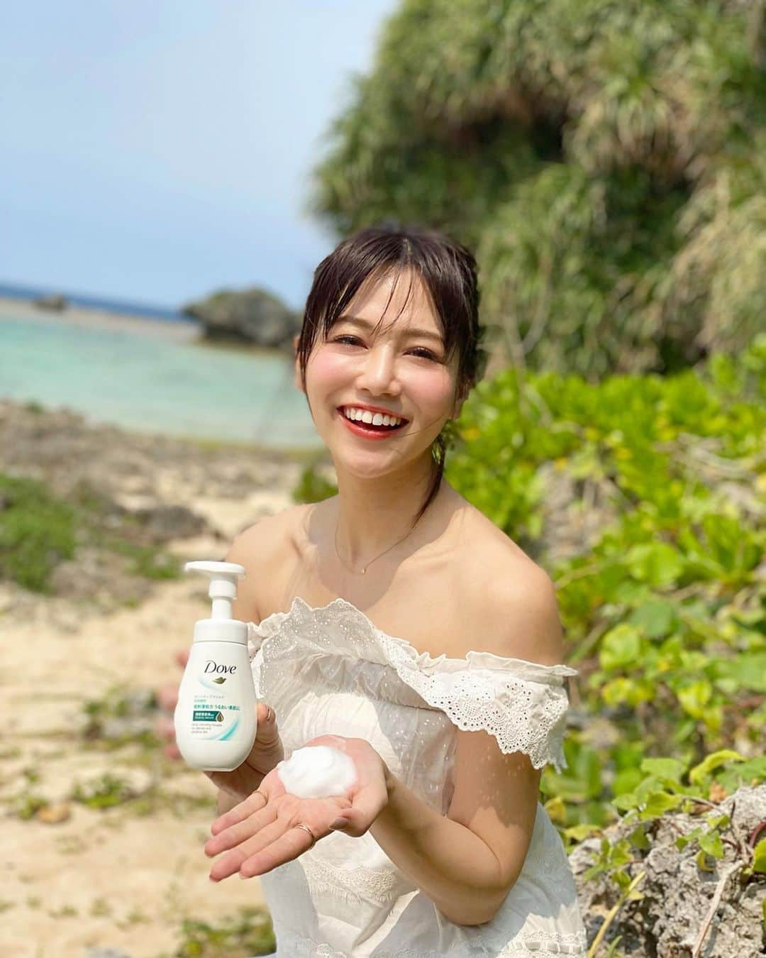 石井里奈さんのインスタグラム写真 - (石井里奈Instagram)「こんにちは🥰 . 先日の沖縄撮影📸 ヘアメイクを何度か直したりすることが多かったので、東京からクレンジングを持参🛍 . ダヴから新しく出た新商品センシティブマイルドが泡洗顔とミルククレンジング❤️ . 今季節の変わり目で肌がゆらぎ肌になりやすかったり、敏感になりやすい時期だから、お肌に優しいこの商品はおすすめ✨ . 特に洗顔する時って泡ネットで泡立てるのめんどくさかったりするけど、これはポンプで濃密泡が出てくるのですごく簡単に泡で優しく洗顔できるよ❤️（泡が濃密だから手につけても垂れにくいのだ） . ぜひ試してみてね💕 午後もがんばろー！！ . #Realbeauty #ダヴ #ファイスケア #センシティブマイルドシリーズ #泡洗顔 #ミルククレンジング #濃密泡 #スキンケア #おすすめコスメ #クレンジング #pr #インフルエンサー」3月27日 12時05分 - ri7tin1025