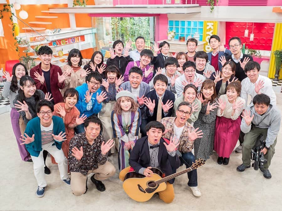 のインスタグラム：「🐵🧡﻿ ﻿ HBCでは金子智也さんとタッグを組み﻿ 「HBC未来ソング」を作りました！﻿ ﻿ 先日行われたミュージックビデオの収録では﻿ テレビ・ラジオの出演者、スタッフが集まり﻿ みんなで歌って踊りました🕺﻿ 全員が終始笑顔でHBCの明るい雰囲気が﻿ 伝わるものになっていると思います☺️﻿ ﻿ 「HBC未来ソング」は﻿ 今日ドキッ！はもちろんのこと﻿ ラジオでもファイターズ中継でも流れます！﻿ 一緒に歌ってくださいね🎶﻿ ﻿ 完成版は30日の今日ドキッ！内で発表です。﻿ ぜひご覧ください！﻿ ﻿ 🌸🌸🌸﻿ ﻿ そしてこの春﻿ 今日ドキッ！は10周年を迎えます！﻿ ﻿ 30日からの1週間は﻿ 「10周年スペシャルウィーク」と題し﻿ 色々な企画をお届けする予定です！﻿ ﻿ これからもみなさんと﻿ 楽しい時間を共有させてください🙇‍♀️﻿ ﻿ #HBC #北海道放送 #HBCテレビ #HBCラジオ﻿ #HBC未来ソング #MV #金子智也 さん﻿ ﻿ #今日ドキッ #10周年 #スペシャルウィーク﻿ ﻿ #アナウンサー #セナスタグラム #世永聖奈﻿」