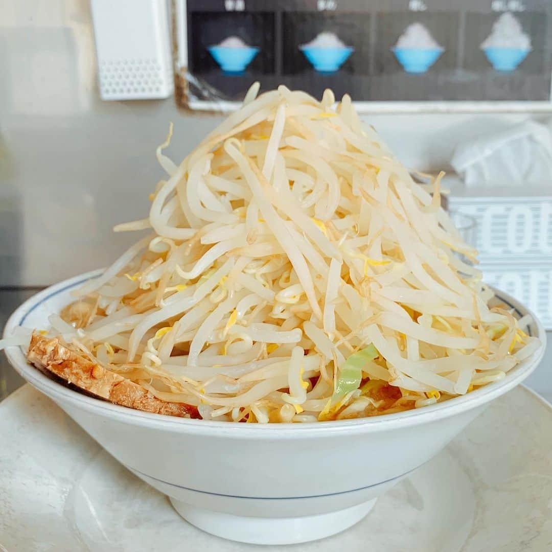 くろさんのインスタグラム写真 - (くろInstagram)「らーめん並野菜増し🍜720円 #らーめん #らーめん並 #野菜増し #野菜増し以上は下皿が付きます #ここの麺が好き #お腹ぱんぱん #スープは完飲しません #野菜増し無料 #野菜摂取 #もやし摂取 #らーめん大 #らーめん大汐留店 #日テレ前 #二郎系ラーメン #二郎インスパイア #新橋ランチ #汐留ランチ #麺スタグラム」3月27日 12時15分 - m6bmw