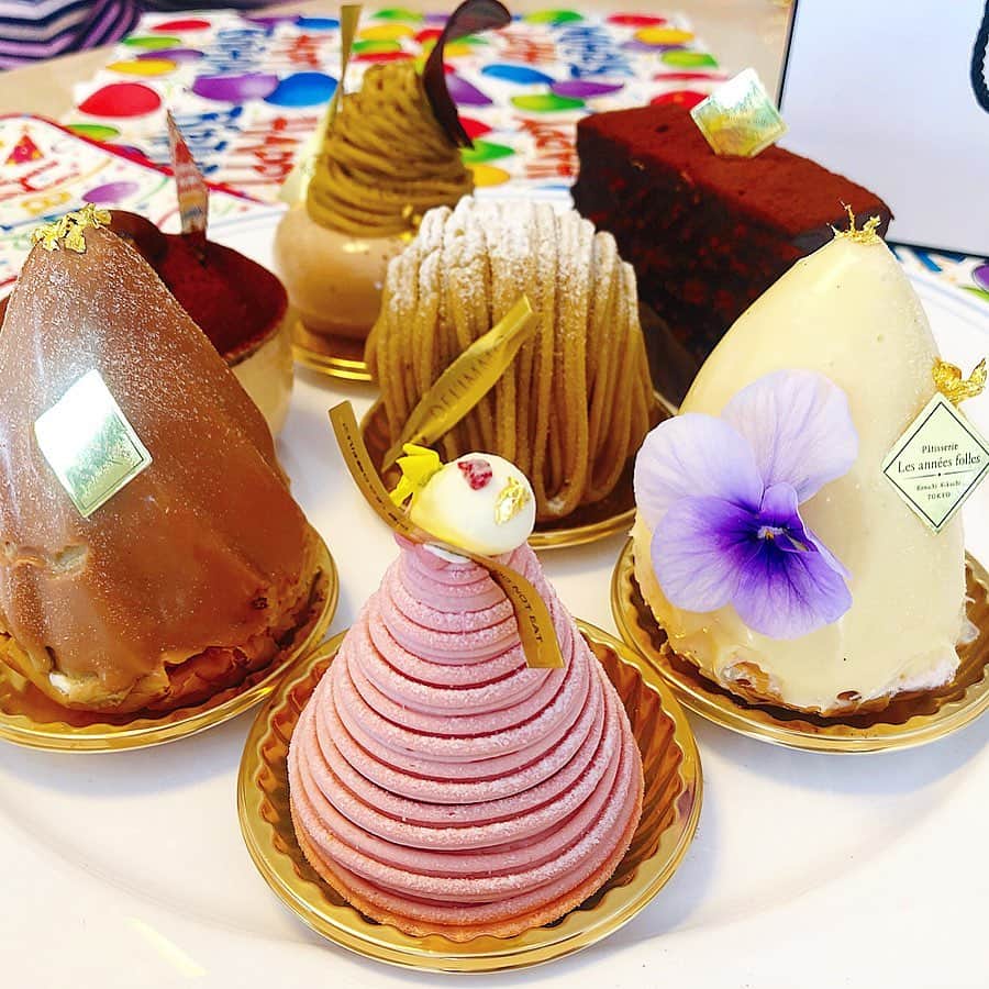 のインスタグラム：「🇯🇵🇫🇷🌰🍓🏠 お家でモンブラン お誕生日も〜  #StayAtHome  Mont Blanc à la maison  Fête d'anniversaire ・ ・ 先日、テレビ「モンブランの世界」でご紹介したモンブランを中心に持参🏠 ・ ・ ロイヤルパークホテルのモンブランは直径15cm大サイズ🌰⤴️ ・ ・ しほりちゃんチョイスのお写真で アレンジもして頂きました♡  このモンブランは事前予約です🌰！ ・ ・ 以前は甘いものケーキが苦手だった「とっちー♡」こと 遠近由美子ちゃん。今ではすっかりモンブランもお好きに♡うふふ ・ ・ 少し早めのお誕生日& お誕生日のお祝いできてなかった双子ちゃんへ♡🏠 ・ ・ 🇯🇵🇫🇷🌰モンブラン🔻 ●ロイヤルパークホテル ●ジョエルロブション ●デリーモ ●レザネフォール ・ ・ ・ #モンブランの世界#栗スイーツ#モンブラン#フランス栗#里井真由美#衣替えモンブラン#japan#Gâteauauxmarrons#零食#さといいね#스위트#montblanc#ホテルスイーツ#デパ地下スイーツ#ありが糖運動#まゆログ#甜食#fromgram#Chestnutcake#밤케이크#フードジャーナリスト里井真由美」