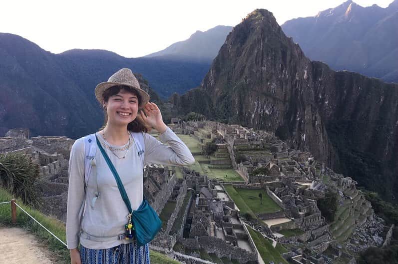仲川希良さんのインスタグラム写真 - (仲川希良Instagram)「ランドネでの連載「山でお泊まりレポート」 5月号はマチュピチュについて書いています ・ 古の人が生活に使ったインカ道を歩いて太陽の門(インティプンク遺跡)にたどり着いたとき 突如眼下の尾根上に姿を現したマチュピチュの姿……忘れられません (写真右端に写っているの、分かるかな) ・ ・ 「もう1度見たい絶景」と言われて思い出すのはどんな場所、どんなシーンですか？ ストーリーで質問したら素敵な答えが集まってきました！ありがとう！ 心に浮かぶ絶景を、ぜひストーリーかこの投稿のコメントで教えていただけたらうれしいです😊 ・ ・ #⛰ #登山 #トレッキング #旅 #山旅 #マチュピチュ #インカ道 #絶景」3月27日 12時17分 - kiranakagawa