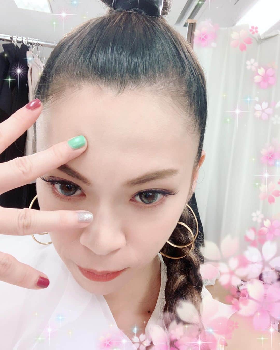 小柳ゆきのインスタグラム：「昨日はTVの収録でした！ 今回はしっぺぇしねぇでちゃんと歌えましたホットシタヨ😊  放送の詳細はまた後日のアレをお待ちくださいませ！ . . ネイル上手に塗れたと褒められたので調子に乗ってこのポーズです😧」