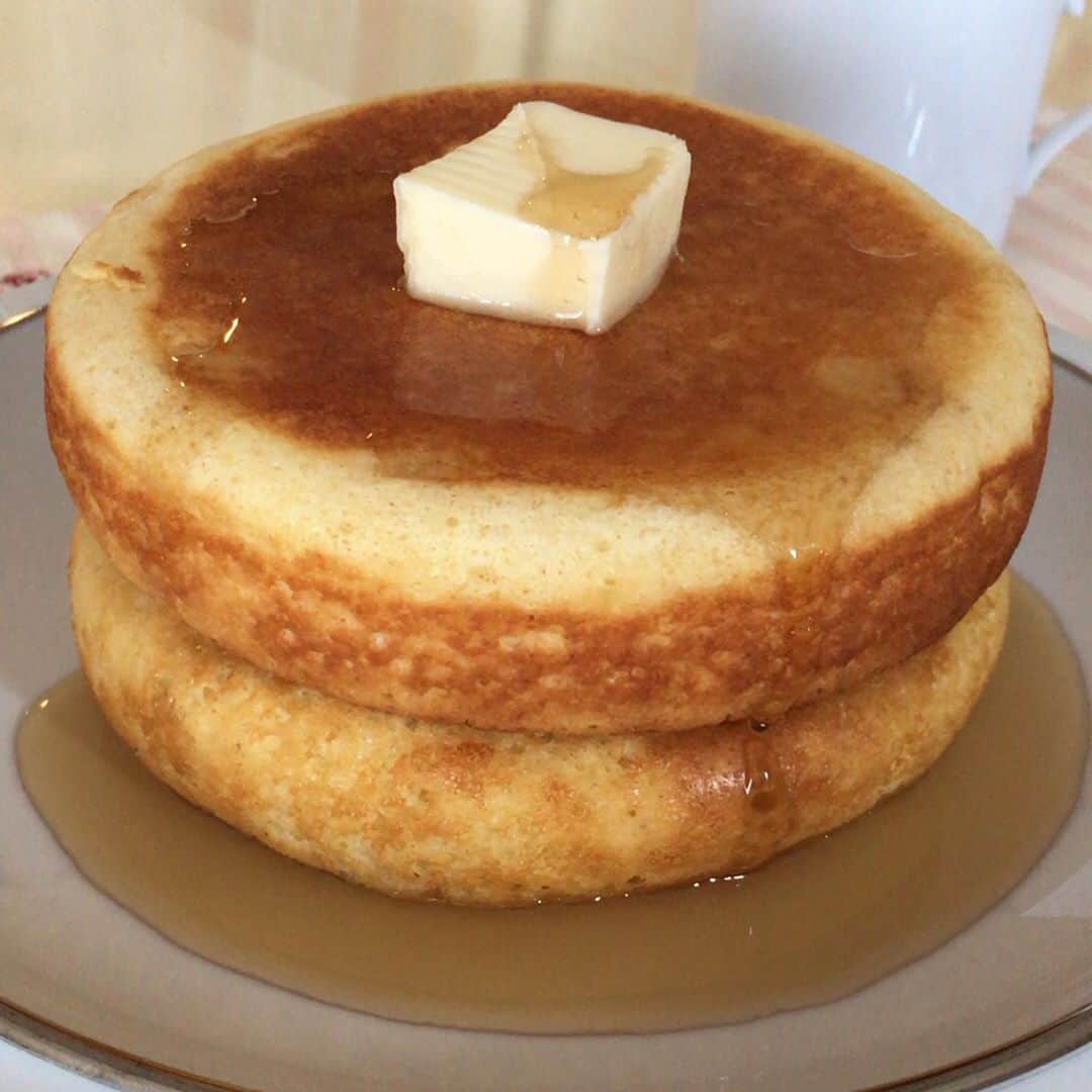 上原さくらのインスタグラム：「外出自粛でヒマを持て余し、家で片面15分も焼く超分厚いパンケーキを作りました🥞 #pancakes #ホットケーキ　#パンケーキ」