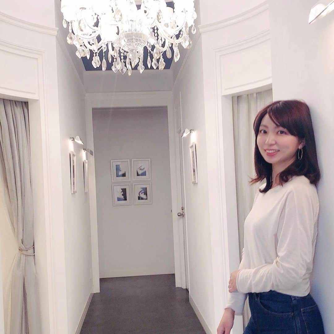 筧沙奈恵さんのインスタグラム写真 - (筧沙奈恵Instagram)「8年前から多くの方のパーソナルカラー診断をしてきて、近年の「パーソナル」の需要って大きくなったなと感じます😊 ・ メイクやファッションにおいて、自分を知って自分を研究することが、美しさへの近道になると思います✨ ・ 今回、自分にピッタリのメイクバランスを知るため、ケサランパサラン表参道店　@kesalanpatharan_official　で「顔の土台づくり」を体験してきました😌 ・ ☑︎カウンセリング  まずはいつものメイクの好みなど、丁寧にカウンセリング！スタッフの方が優しくて、完全にリラックス😍 ・ ☑︎顔立ち分析(顔型・目もとの分析)  顔型やお顔の印象などをタイプ別に分析してくださいます。  私は丸みを感じる顔型で、目の縦幅がしっかりあるタイプだそう。それに合わせて、眉は丸みを帯びた形で、まつげエクステンションは目幅を強調してくれるデザインがおすすめということで、眉とまつげデザインが決定！ ・ ☑︎まつげエクステンション  まずはまつげエクステンションです。施術中はふかふかベッドで半分夢の中😪  仕上がりは、ナチュラルだけど目元がぐぐっと華やかに😍まさに好みです❤️ ・ ☑︎眉デザイン  続いて、眉のバランスをチェックして、最適な形をシミュレーション！  理想の形に合わせて、実際にムダな部分を除いたり、描き足したりしていただきました！ ・ ①グレーのペンシルで眉上部に毛を描き足す  ②明るめの赤みブラウンで眉山に明るさを出す  ③やや暗めのブラウンで眉山〜眉尻まで斜め下に向かって描く  ④スクリューブラシで眉山から鼻筋にかけてなぞりさりげなくノーズシャドーを  ⑤眉マスカラで毛流れを整える ・ 3色のペンシルを使い分けるのには驚き！出来上がった眉はふんわり太めの丸みのあるデザインで、私の顔にピッタリ😍ナチュラルなのにしっかり“きれい”を実現していることに驚きました✨ ・ 約2時間のコースでしたが、学びが多い時間でした！自分の顔にコンプレックス（顔が丸いとかアゴがないとか😭笑）があっても、自分の顔を知ることで、自分の顔をちょっと好きになることができた気がします✨気分まで前向きになれる2時間でした。 ・ 自分の顔を深く知りたい方、眉の形に迷っている方、毎日のメイクに疑問を感じている方におすすめですよ😊 ・ #顔の土台づくり　#まつげエクステンション #眉デザイン #ナチュラルなのにきれい #リカバーデザインエア　#ケサランパサラン #PR」3月27日 12時29分 - sanaekakei