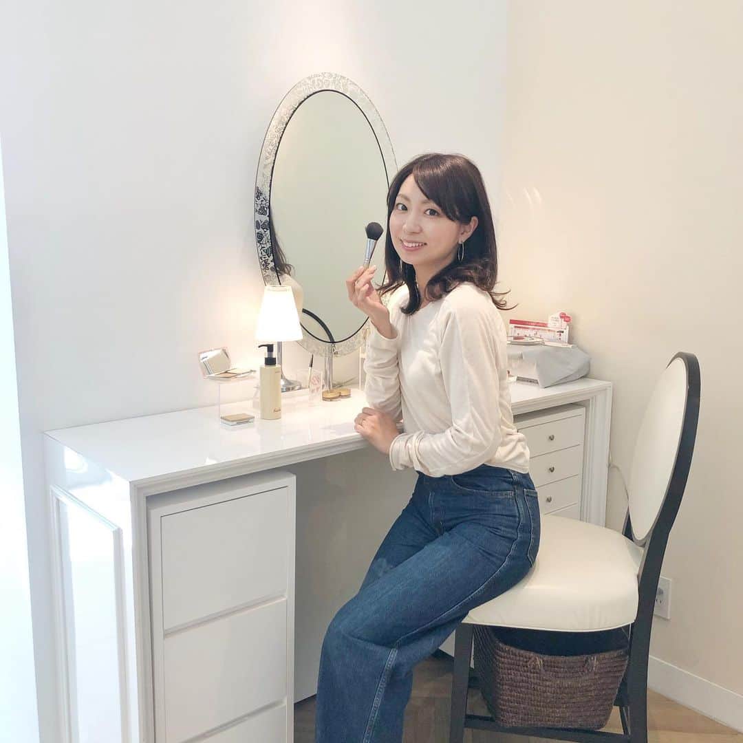 のインスタグラム：「8年前から多くの方のパーソナルカラー診断をしてきて、近年の「パーソナル」の需要って大きくなったなと感じます😊 ・ メイクやファッションにおいて、自分を知って自分を研究することが、美しさへの近道になると思います✨ ・ 今回、自分にピッタリのメイクバランスを知るため、ケサランパサラン表参道店　@kesalanpatharan_official　で「顔の土台づくり」を体験してきました😌 ・ ☑︎カウンセリング  まずはいつものメイクの好みなど、丁寧にカウンセリング！スタッフの方が優しくて、完全にリラックス😍 ・ ☑︎顔立ち分析(顔型・目もとの分析)  顔型やお顔の印象などをタイプ別に分析してくださいます。  私は丸みを感じる顔型で、目の縦幅がしっかりあるタイプだそう。それに合わせて、眉は丸みを帯びた形で、まつげエクステンションは目幅を強調してくれるデザインがおすすめということで、眉とまつげデザインが決定！ ・ ☑︎まつげエクステンション  まずはまつげエクステンションです。施術中はふかふかベッドで半分夢の中😪  仕上がりは、ナチュラルだけど目元がぐぐっと華やかに😍まさに好みです❤️ ・ ☑︎眉デザイン  続いて、眉のバランスをチェックして、最適な形をシミュレーション！  理想の形に合わせて、実際にムダな部分を除いたり、描き足したりしていただきました！ ・ ①グレーのペンシルで眉上部に毛を描き足す  ②明るめの赤みブラウンで眉山に明るさを出す  ③やや暗めのブラウンで眉山〜眉尻まで斜め下に向かって描く  ④スクリューブラシで眉山から鼻筋にかけてなぞりさりげなくノーズシャドーを  ⑤眉マスカラで毛流れを整える ・ 3色のペンシルを使い分けるのには驚き！出来上がった眉はふんわり太めの丸みのあるデザインで、私の顔にピッタリ😍ナチュラルなのにしっかり“きれい”を実現していることに驚きました✨ ・ 約2時間のコースでしたが、学びが多い時間でした！自分の顔にコンプレックス（顔が丸いとかアゴがないとか😭笑）があっても、自分の顔を知ることで、自分の顔をちょっと好きになることができた気がします✨気分まで前向きになれる2時間でした。 ・ 自分の顔を深く知りたい方、眉の形に迷っている方、毎日のメイクに疑問を感じている方におすすめですよ😊 ・ #顔の土台づくり　#まつげエクステンション #眉デザイン #ナチュラルなのにきれい #リカバーデザインエア　#ケサランパサラン #PR」