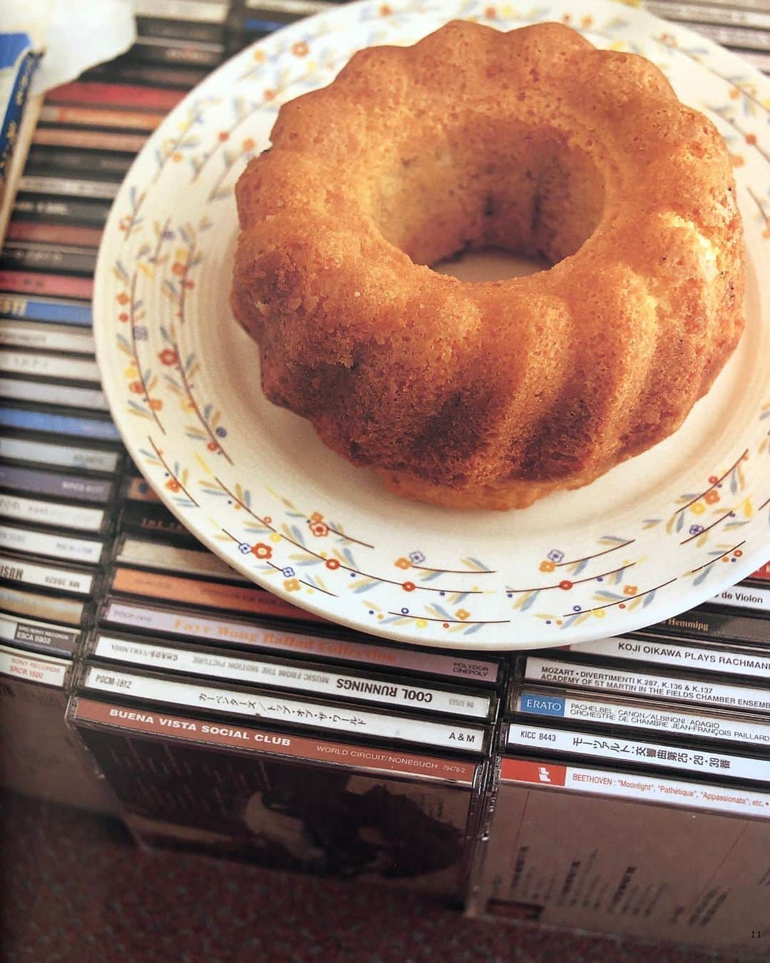 行正り香さんのインスタグラム写真 - (行正り香Instagram)「レモンバターケーキ。鴨鍋。美味しいですよん。シャケの土鍋ごはん。イクラは瓶詰めでいいですよ。です。#行正り香 #rikayukimasa #カラオケenglish#文化出版局#そうだ、お菓子を作ろう #レシピ#」3月27日 12時31分 - rikayukimasa