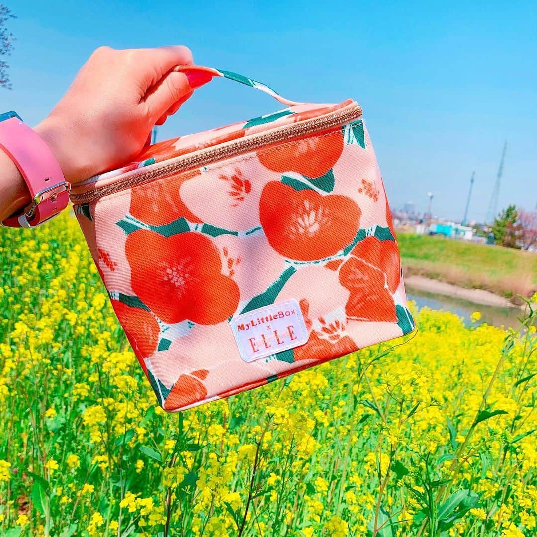 のインスタグラム：「🌼🌼🌼🌼🌼 . 毎月楽しみにしている パリから来たサプライズボックス🇫🇷 @my_little_box_japan ✔ 今月のテーマは 𝓕𝓻𝓮𝓷𝓬𝓱 𝓟𝓲𝓬𝓷𝓲𝓴 ✧＼\ ٩( 'ω' )و /／✧ . 箱を開けるとビタミンカラーが眩しい @ellegourmetjp ✔ ランチボックスが🍊 本来ならピクニックが楽しい時期だけど こんな時だからこそ🦠 見てるだけで元気になれる カラー使いは嬉しい✨✨ . . 気になる中身はすぐに使いたい 大好きコスメたち✨✨ @opera_cosmetics ✔ @riceforce ✔ @clarinsjp ✔ . お出かけの必需品ハンカチや ペットボトルカバーまで入ってた♥️ . .  モリカさんから毎回届く 直筆メッセージも嬉しいです💌 . . 月額3.350円（送料込み）で いつでも解約可能👌 中身は開けてビックリなお楽しみ♥️ . . . @my_little_box_japan  @my_little_box  海外の方のお写真見るのも 楽しみです～🌏✨ . . . #mylittlebox #マイリトルボックス #フランス#パリ#ギフトボックス#パリジェンヌ#プレゼント#ギフト #コスメ#コスメマニア #美容#ランチボックス#コスメ好きさんと繋がりたい #美容好きな人と繋がりたい #おしゃれさんと繋がりたい #定期便#置き画くら部 #置き画倶楽部#菜の花#菜の花畑#季節の花#花のある暮らし #花のある生活 #はなまっぷ#花マップ#空#景色#インフルエンサー ✩ ⋆ ✩ ⋆ ✩ ⋆ ✩ ⋆ ✩﻿ ⋆ ✩ ⋆ ✩﻿ 見て下さった方 (*´︶`*)♡Thanks!🌼🌼🌼🌼🌼」