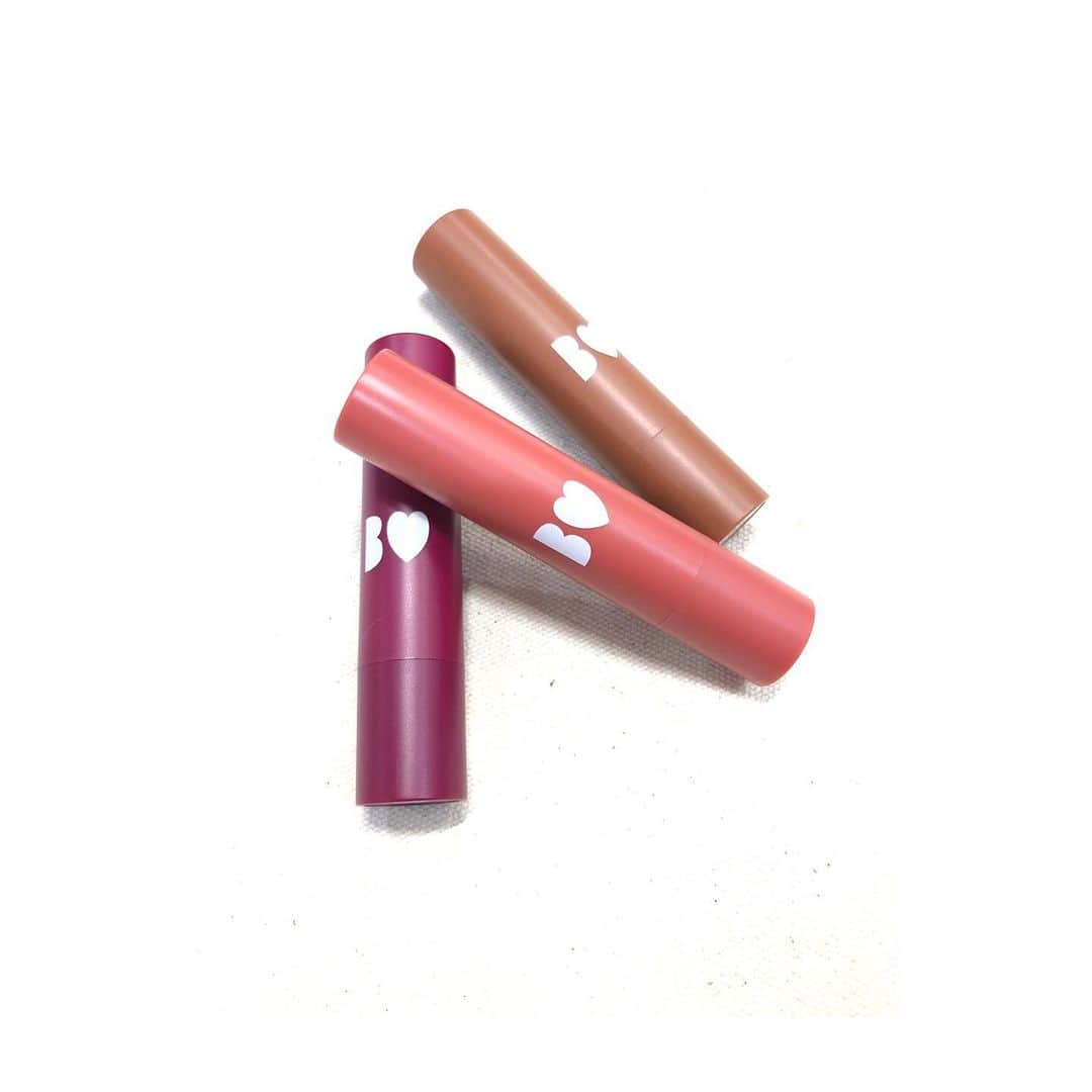 のインスタグラム：「アカリップ💄💋 ﻿ ﻿ 話題の#アカリップ に新色が登場✨﻿ ﻿ 💖08.告白PINK﻿ 🤎09.無敵テラコッタ﻿ 🧡10.わがままPLUM﻿ ﻿ ”うるおい”＆“発色”にとことんこだわった、究極につやぷるな唇になれちゃうリップです。﻿ その上、美容成分が唇を保湿ケア&ティント処方で発色も長持ちと、高保湿×ボリュームアップ×高発色の“1本3役”を叶えました。ササっと塗って、すぐに可愛いが完成する頼りになる1本。 ﻿ 【本館5F アーバンコンフォート】﻿ ﻿ #福岡PARCO#福岡パルコ﻿ #アーバンコンフォート﻿ #urban_comfort #urbancomfort ﻿ #あかりっぷ #アカリップ﻿ #bidol #新色 #プチプラコスメ﻿ #プチプラリップ #リップティント﻿ #女子力向上委員会 ﻿ #ここにあるよアカリップ」