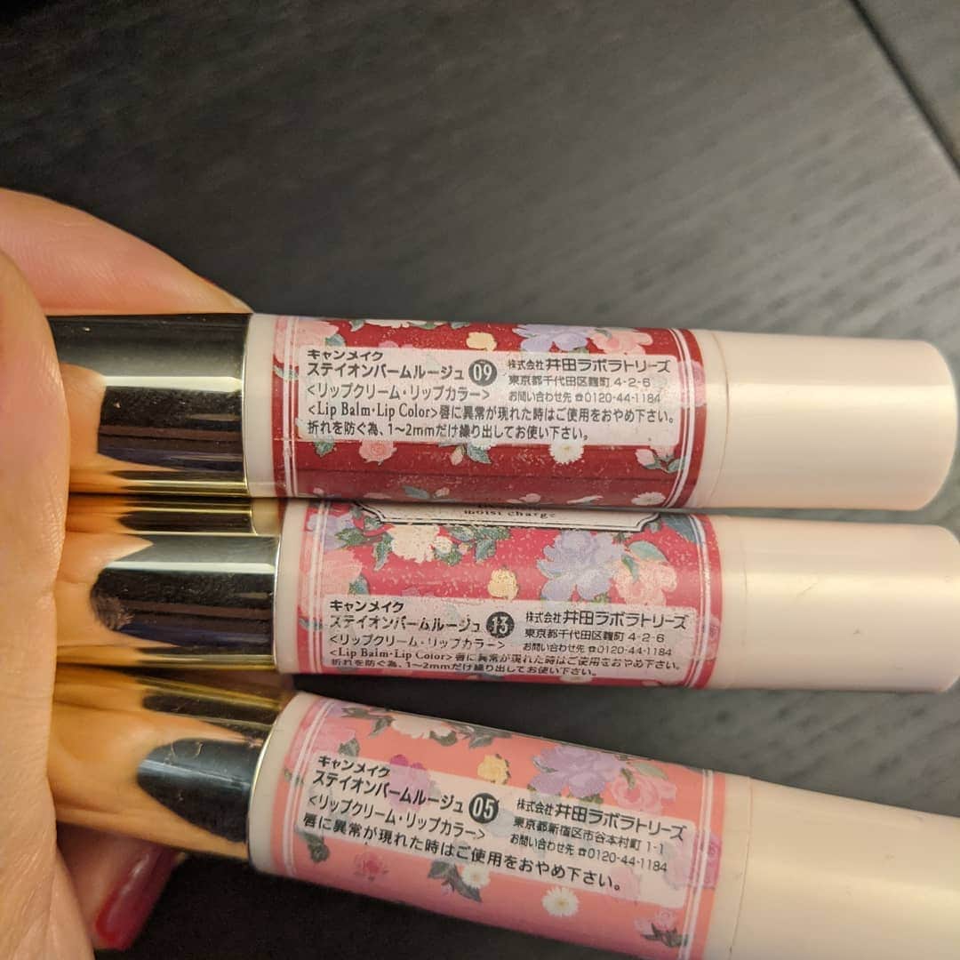 アマルのインスタグラム：「キャンメイクのリップ何番持ってる?!って昨日のライブで誰かに聞かれて、後で見せるねって言ったままだったけど、これね💋ごめんね。誰が聞いてたか覚えてないけど、見てくれたら嬉しいなー😘」