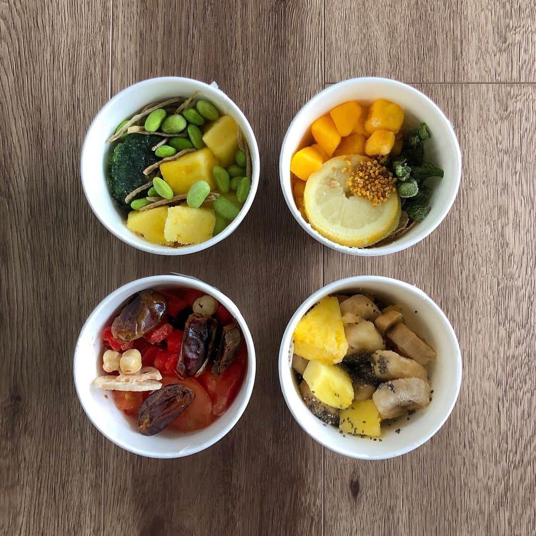 岩崎志保のインスタグラム：「🥦🍋🍅🍌 _ 自分のコンディションに合わせて選べるパーソナルスムージーで 私は体を動かすことが多いので筋力アップ系多めのメニュー🧘🏻‍♀️ 私は冷たい飲み物が苦手だからミキサーにかけたあと耐熱容器に入れてレンジでチンしてスープにするよ！ ほんとに楽だし、自分に必要な栄養素摂取できるし、ケミカルなもの入ってない◎他のも試してみたいなあ  #身体が喜ぶカラダ作り」