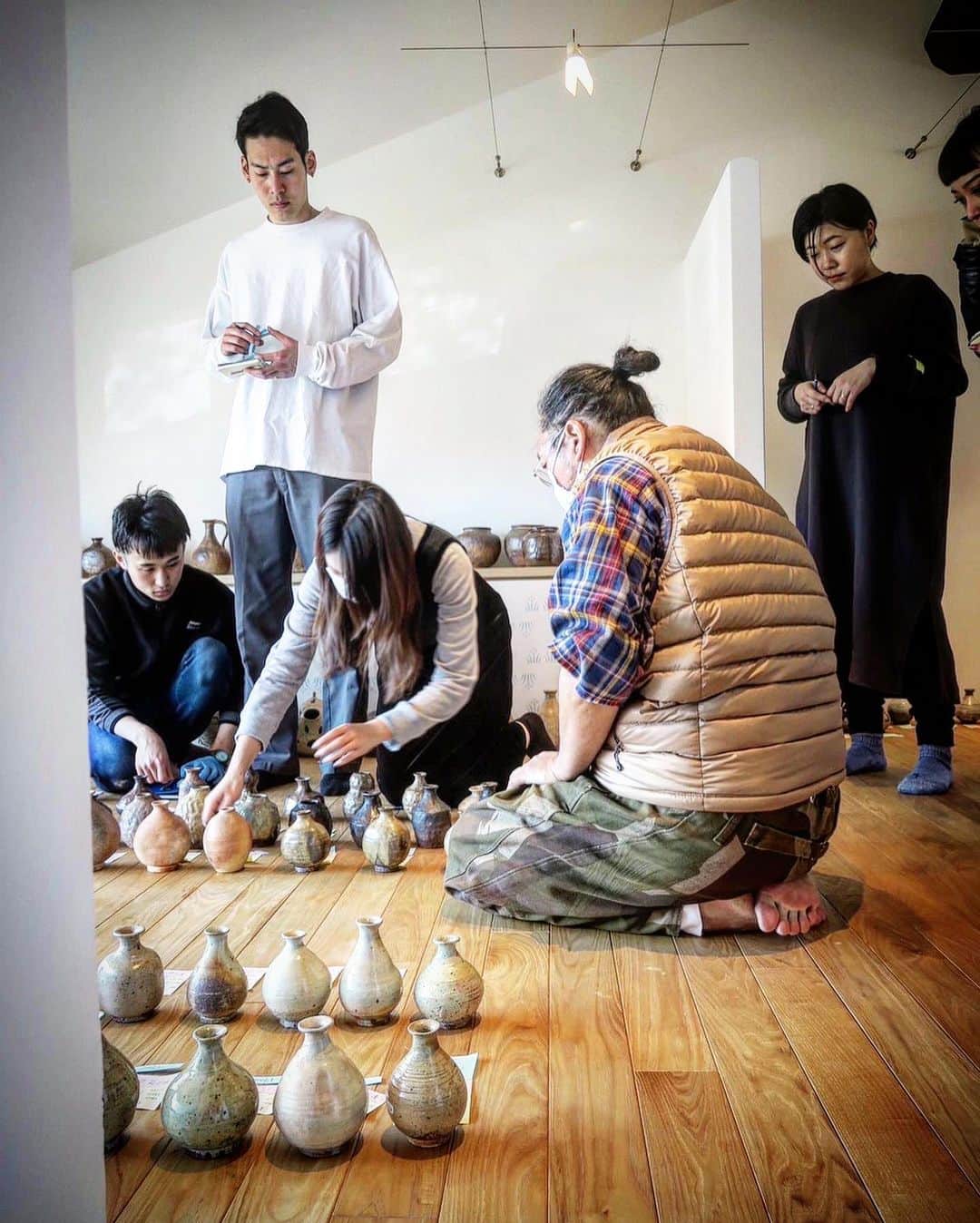 村上隆さんのインスタグラム写真 - (村上隆Instagram)「We had intel that Tokyo and the surrounding prefectures may go into a lockdown starting April 2; fear is finally setting in around us. Meanwhile in Kyoto, we are preparing the ceramics store @tonari_no_murata , my much-awaited project with my friend Shin Murata @muratashinwolf , at a feverish pitch for its opening scheduled for April 4.  Kyoto used to be Japan’s capital. Referred to as “miyako,” it was presided over by elegant aristocrats until the period of warring states came and warlords took power. The capital was moved to Osaka and eventually to Tokyo, but people in Kyoto still somewhat refuse to accept these changes in their heart of hearts; they proudly believe that the country's cultural center still resides in Kyoto. So even as various incidents rock Japan, time seems to continue to flow differently in Kyoto. We are renovating an old machiya-style row house for our store in tradition-abiding Kyoto, so we keep encountering electrical and structural difficulties and have to tackle one problem after another by hand. But craftspeople in Kyoto have been very patient in dealing with us, helping us gradually approach satisfaction. I have been commuting to Kyoto once a week, working on fine-tuning everything with Murata, and I can feel that we are getting there. Murata has been extremely creative, implementing whatever he notices in the process of building the store in his studio in the form of a new vessel. His impetus must have blasted his cancer away. And so, even though this is a strange time, we plan to quietly open our store in the retired corner of Kyoto. photo: @egifusako  translation: @tabi_the_fat」3月27日 13時00分 - takashipom