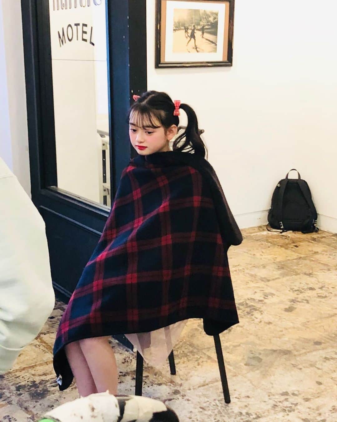ニコ☆プチのインスタグラム：「🤭‼︎ ぐるぐる巻きのフシギな生き物を発見…👀 #ひょっとして  #目開けて寝てる?? #いやそんなまさか  #まさかね…🥴 #高比良由菜」