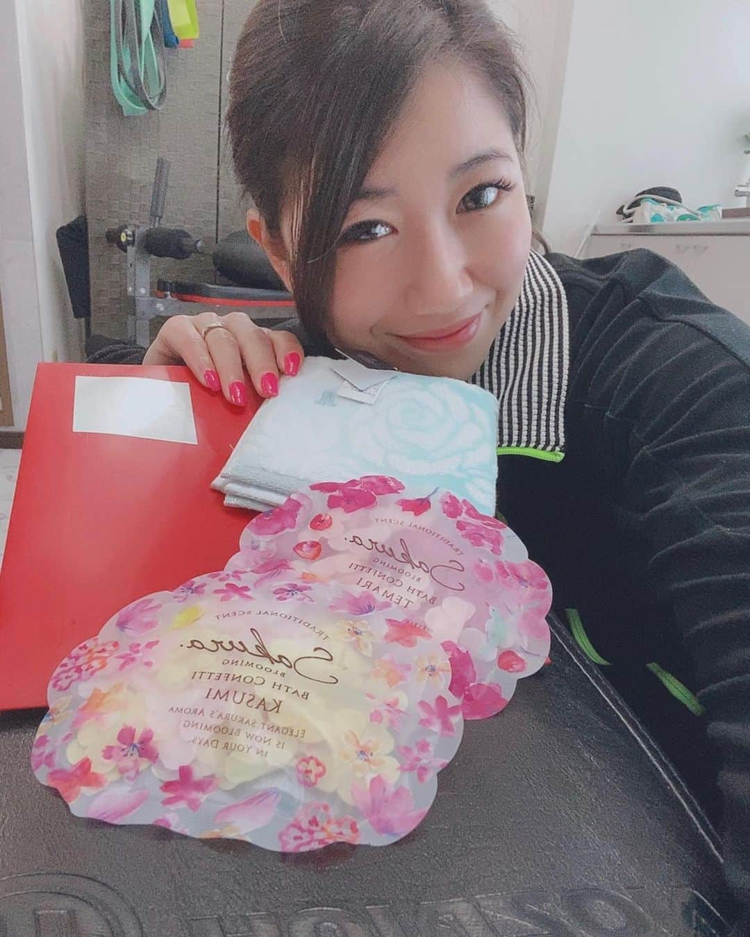 宮川杏奈さんのインスタグラム写真 - (宮川杏奈Instagram)「嬉しい嬉しい🎁💕 キュンキュンしちゃいました🤭 . たくさんいるトレーナーの中から 私を選んでくれてありがとうございました😊‼️ 長野へ行っても頑張って下さい🏐 . 仕事を通して知ること学べることに感謝です🤲🏽 今日も良き日です🍀 . #パーソナルトレーナー #筋肉女子 #トレーニング女子 #ケトジェニックライフ #ケトジェニックダイエット #ボディメイク #フィットネス #ダイエット #トレーニング #ワークアウト #低糖質高タンパク #低糖質ダイエット #低糖質 #ローカーボ #ロカボ食品 #ロカボ #低糖質ごはん #糖質オフ #パーソナルトレーナーの生活 #トレーニングジム #パーソナルトレーニング #プライベートジム #パーソナルトレーニングジム #ビーチバレー選手 #バレーボール選手」3月27日 13時07分 - an1221na