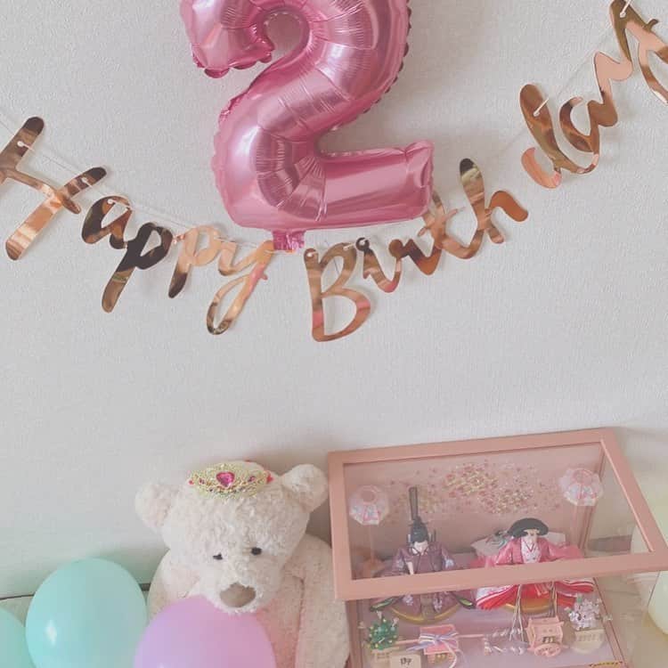 福長優のインスタグラム：「❤︎ 🌸🌸🌸 ポーズあってますか？  #暇なので  #お誕生日の時のお写真  #末っ子長女 #2歳誕生日  #2歳」