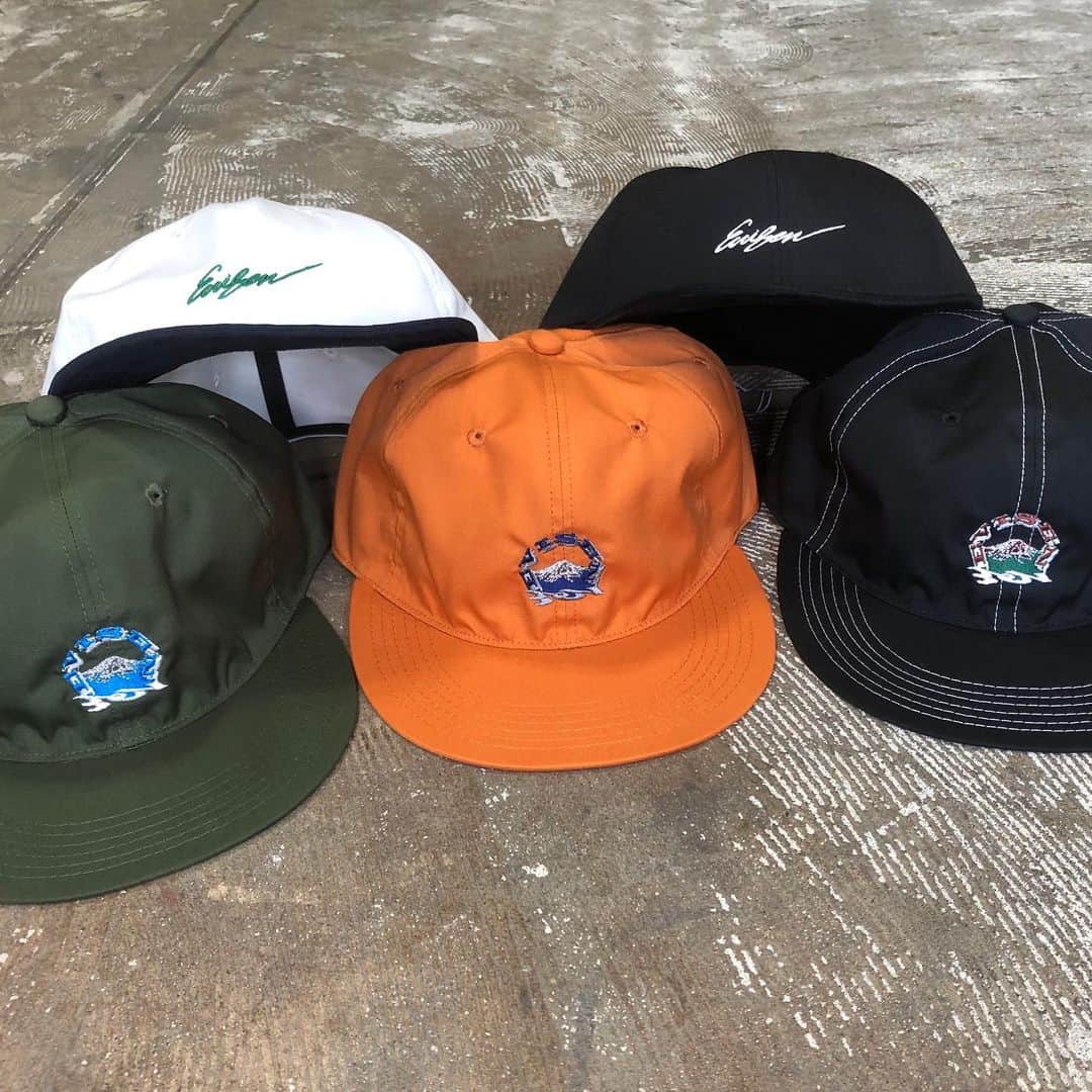 のインスタグラム：「EVISEN 🦐からキャップが入荷❗️ 2型共 T/C 生地を使用した 6panel。 写真2枚目の “EVIREST CAP” は山🏔の絵と EVISEN の文字が刺繍されているベーシックなスナップバックキャップ。 写真3枚目の “VEHCLE CAP” は芯が入っていないスエード生地の柔らかいツバが付いている珍しいキャップでこちらはレザーアジャスター仕様になっており、少し大人な雰囲気です💁🏻‍♂️ @evisenskateco #evisenskateboards #skateboard #skateboarding #skater #カリフォルニアストリートスケーター #カリスト #スケートボード #スケボー #スケーター#californiastreet #calst」