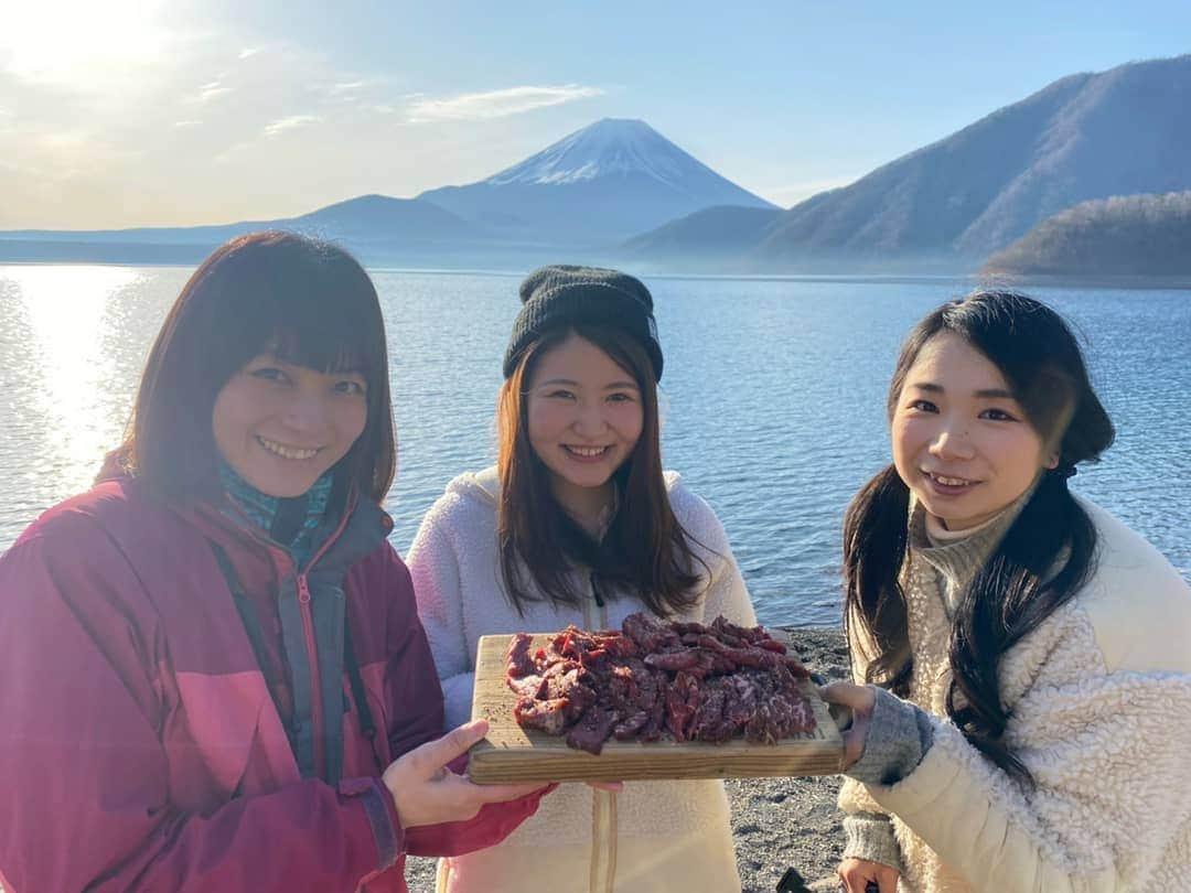 桜花さんのインスタグラム写真 - (桜花Instagram)「大好きな富士山のすぐそばで 素敵なみんなとゆるり癒しのキャンプをしてきました🎄⛺🎄🚙 初めてのグループキャンプとっても楽しかった🍀  キャンプ、、最高ですな、、✨🌼 山登りも大好きだけどキャンプも改めて大好きになりました🍀😍 #富士山  #キャンプ場 #キャンプ  #浩庵キャンプ場 #キャンプ女子  #キャンプスタイル #キャンプごはん  #キャンプ飯  #キャンプめし」3月27日 13時10分 - mountainohka